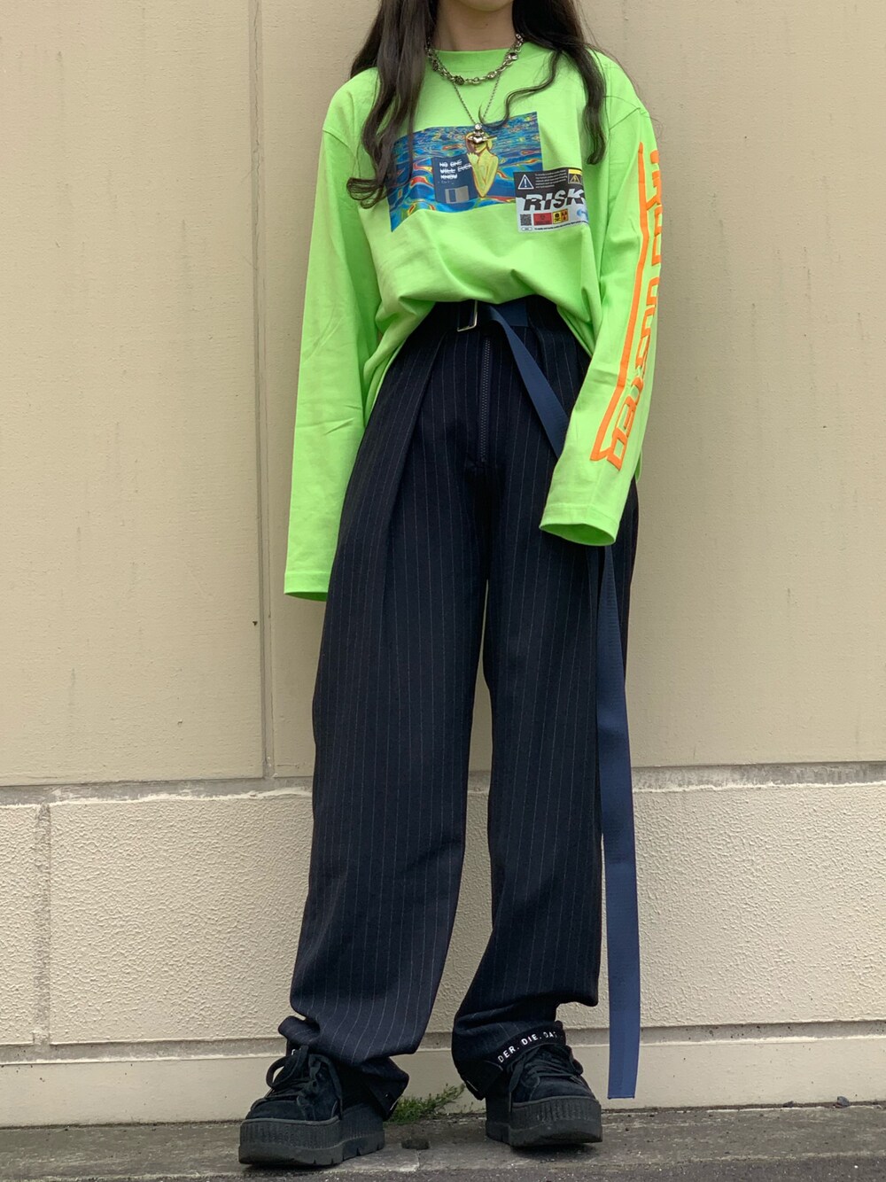「LHP、ロンT、ootd、CTRL、lhpprivatelab」｜「L.H.PのCtr1/コントロール/RISKY ロンT（Tシャツ/カットソー、グリーン系）」を使った、moneさん（レディース・160cm）の春コーディネートの1枚目の写真