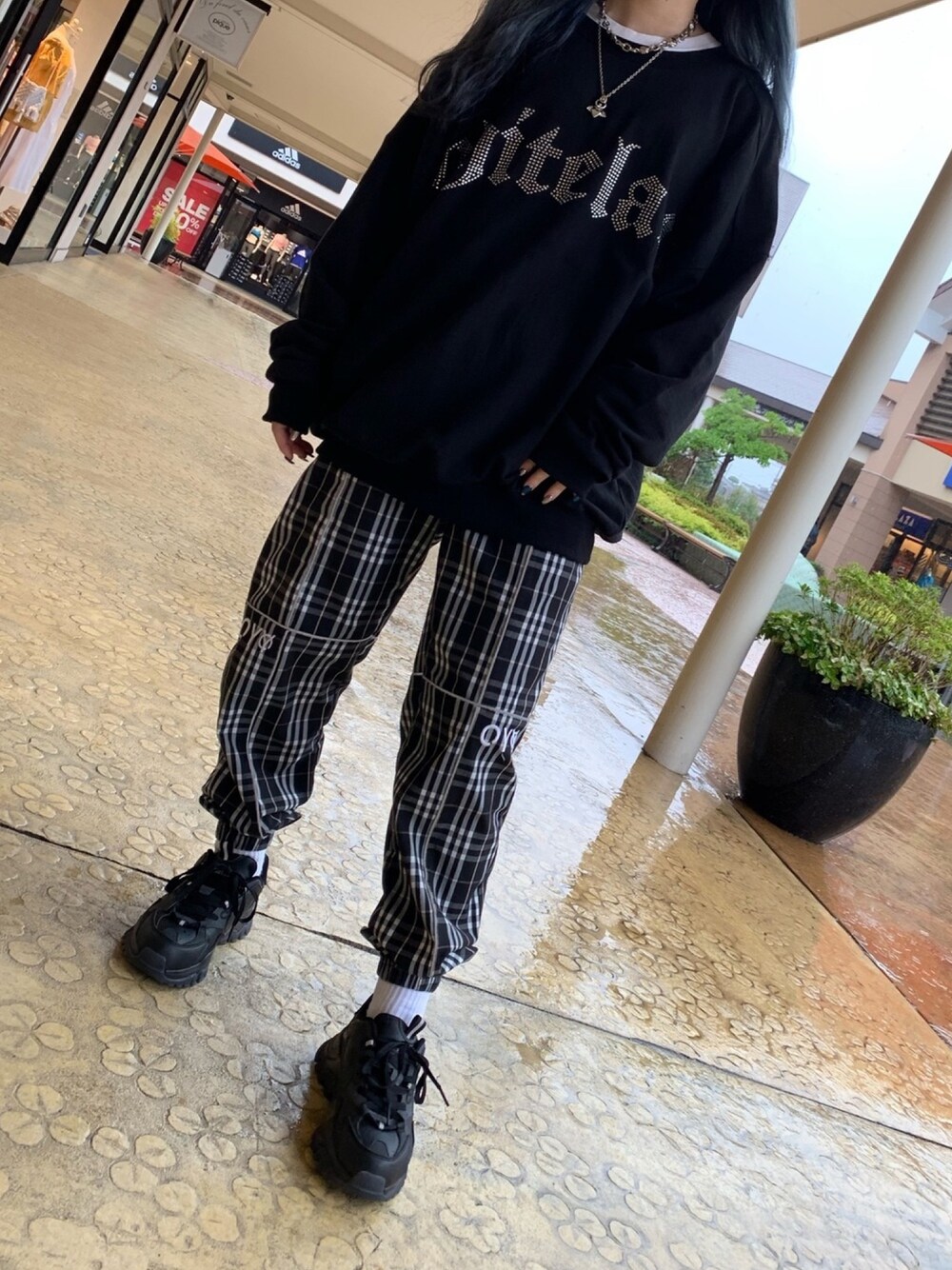 「LHP、トレーナー、ootd、whiteland、lhpprivatelab」｜「WHITELANDのWHITELAND/ホワイトランド/LineStone Sweat（スウェット、ブラック系）」を使った、moneさん（レディース・160cm）の夏コーディネートの1枚目の写真