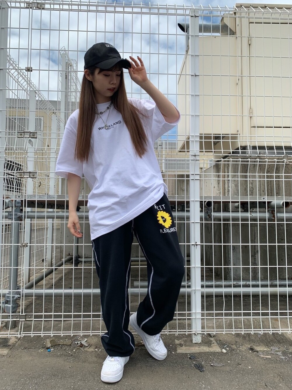 ホワイト系のTシャツ/カットソーを着用したレディースの夏コーディネートの1枚目の写真