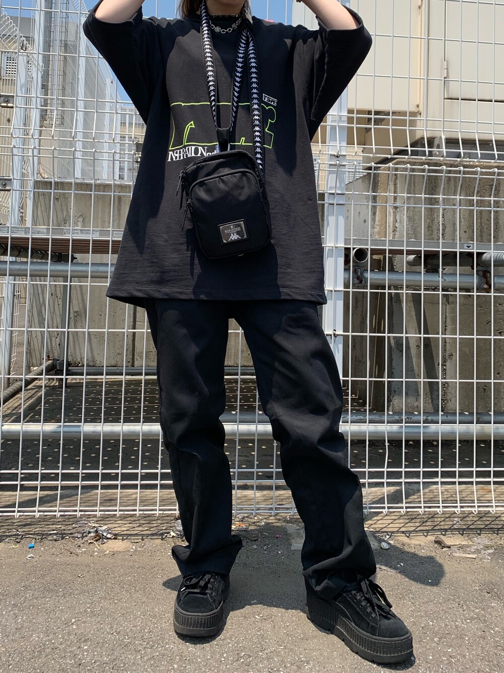 ブラック系のショルダーバッグ、ブラック系のTシャツ/カットソーを着用したレディースの夏コーディネートの1枚目の写真