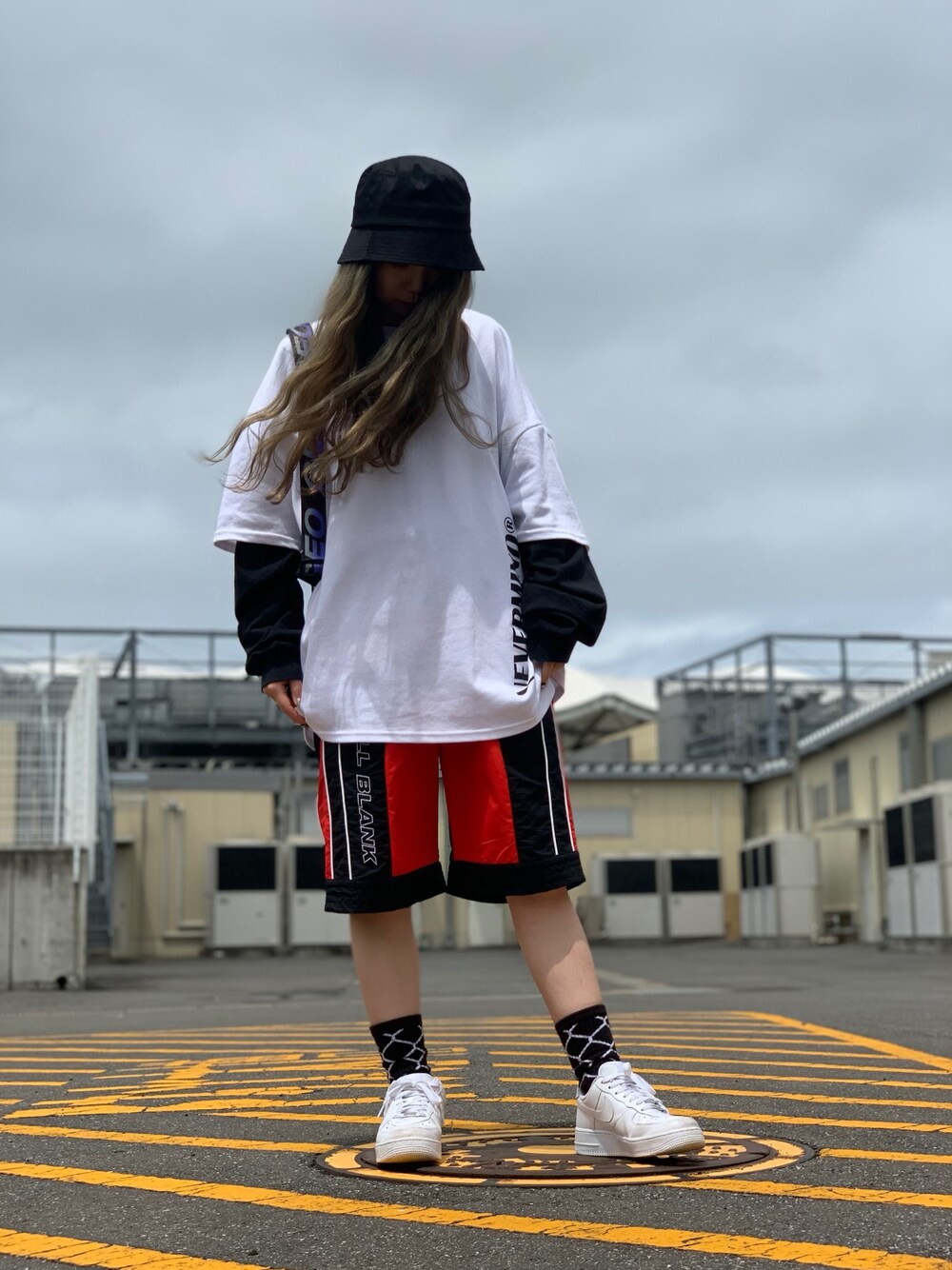 「ストリート、LHP、ハーフパンツ、メンズライク、ootd、バケットハット、FULLBK、lhpprivatelab」｜「FULL-BKのアイテム（パンツ、レッド系）」を使った、moneさん（レディース・160cm）の夏コーディネートの1枚目の写真