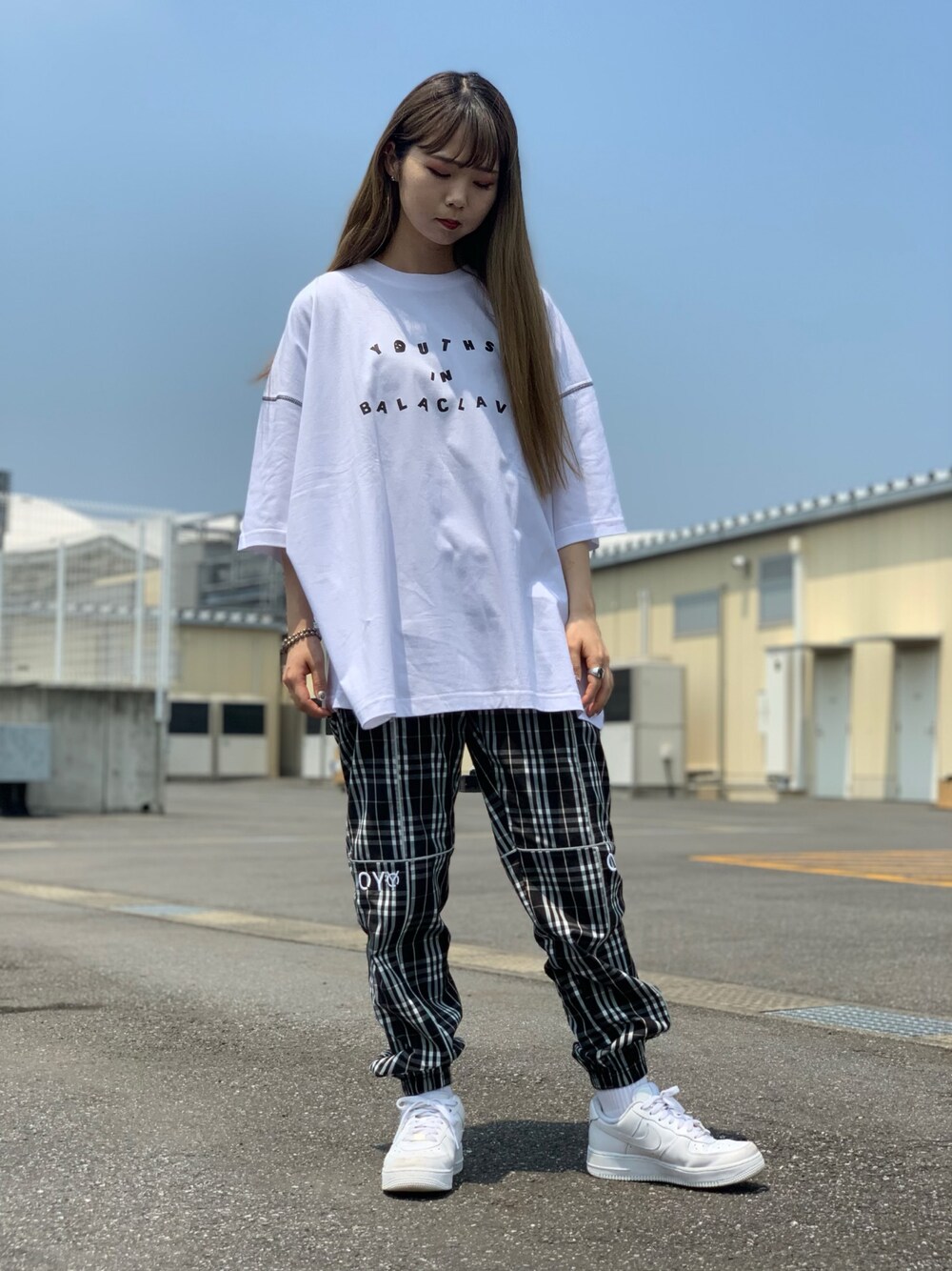 ホワイト系のTシャツ/カットソーを着用したレディースの夏コーディネートの1枚目の写真