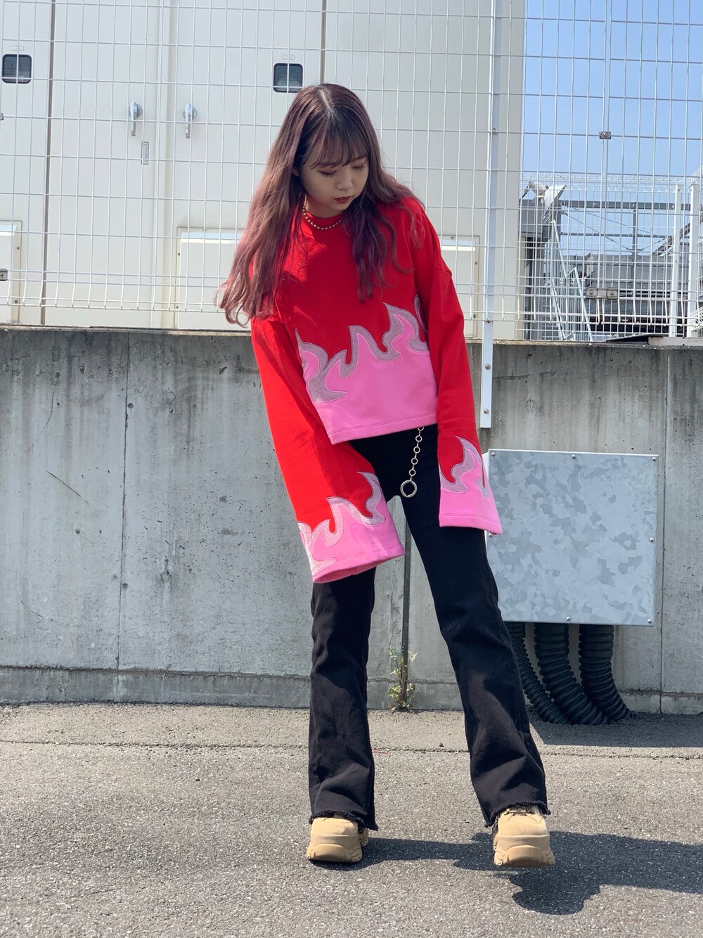 レッド系のTシャツ/カットソーを着用したレディースの秋コーディネートの1枚目の写真