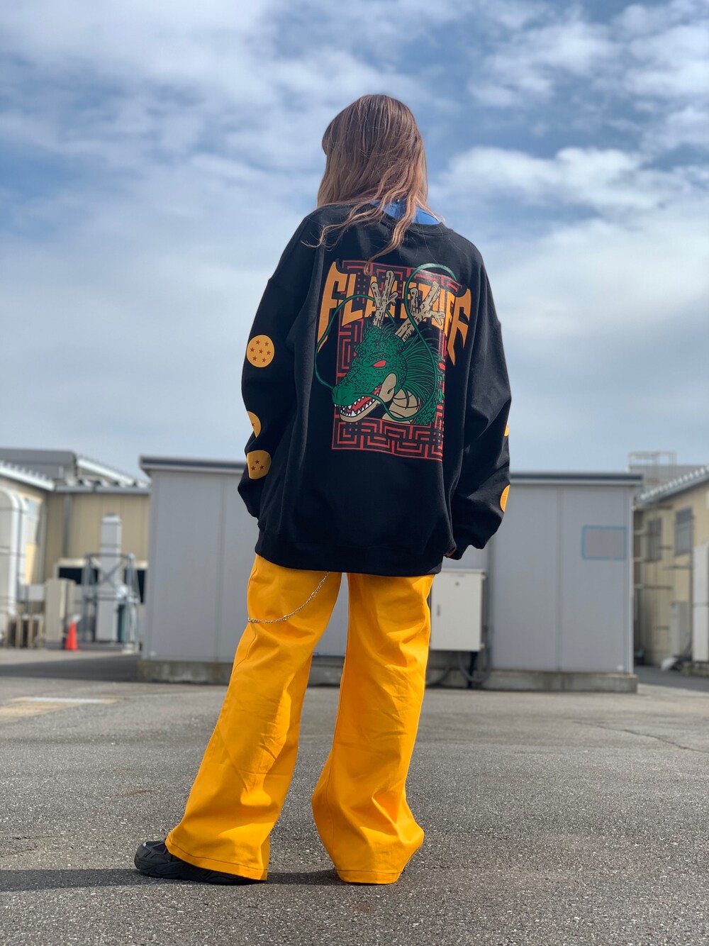 「秋のコーデ、ストリート、LHP、トレーナー、パンツスタイル、ootd、ラクチンコーデ、flagstuff、lhpprivatelab」｜「Chicaのchica/チカ/カラーツイルパンツ（その他パンツ、イエロー系）」を使った、moneさん（レディース・160cm）の秋コーディネートの1枚目の写真