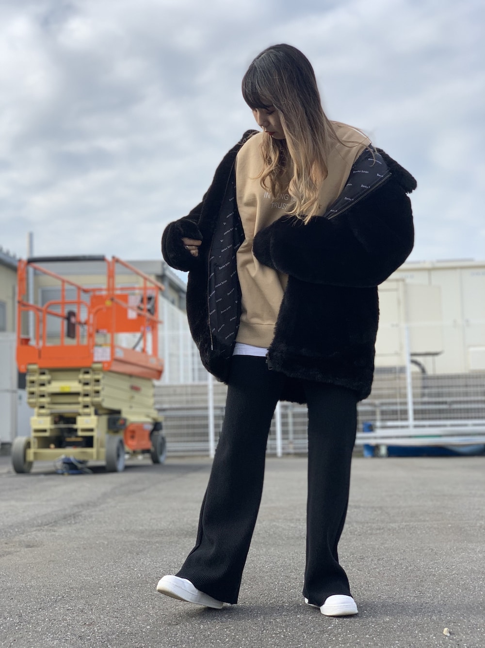 「カジュアル、LHP、オーバーサイズ、冬、ootd、DankeSchon、冬のコーデ、ボアブルゾン」｜「DANKE SCHONのDankeSchon/ダンケシェーン/NEW エコファーブルゾン（ブルゾン、ブラック系）」を使った、moneさん（レディース・160cm）の冬コーディネートの1枚目の写真