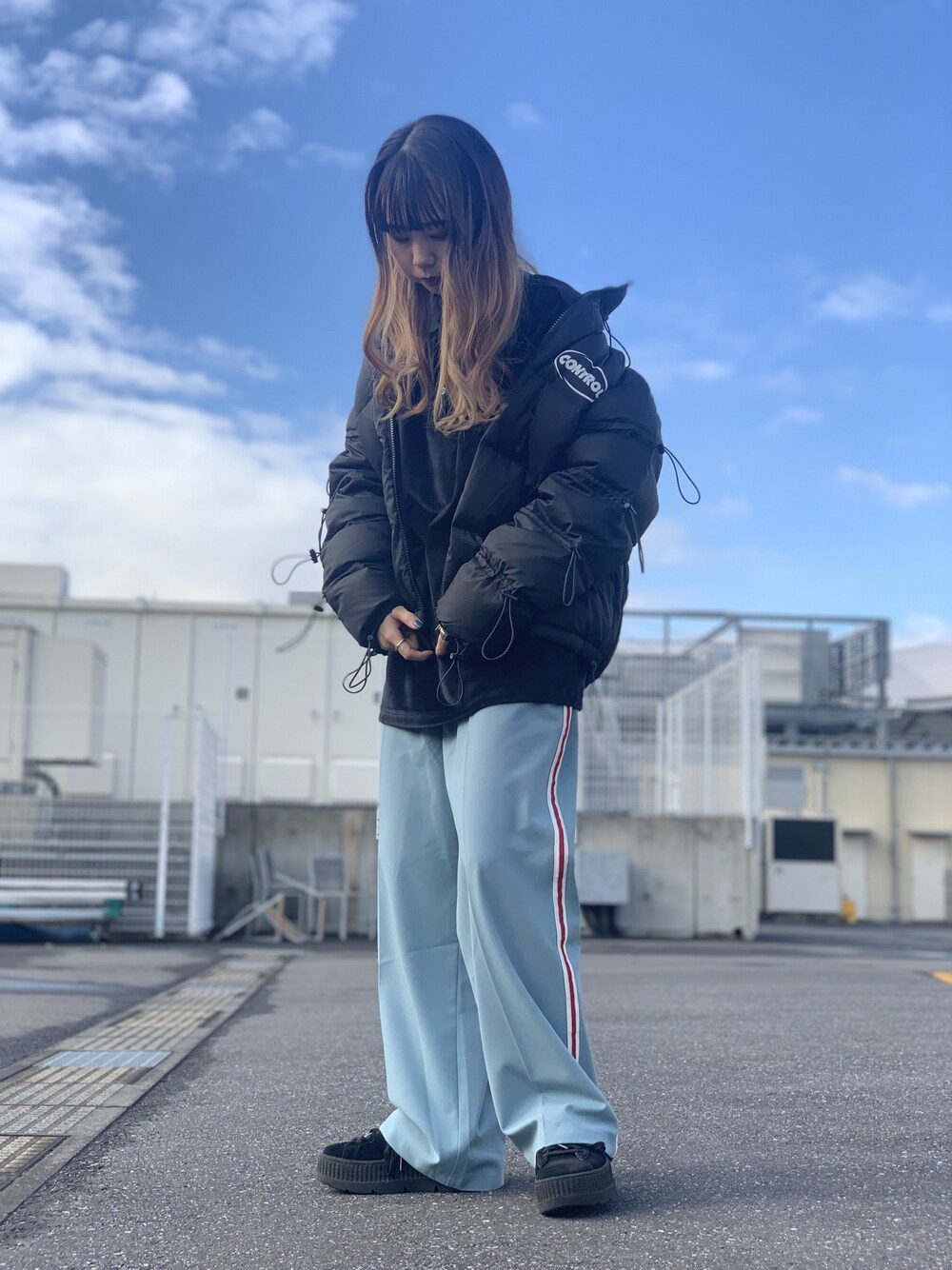 「ダウンジャケット、冬コーデ、休日スタイル、パンツスタイル、ootd、ゆるコーデ、今日のコーデ」｜「WHITELANDのWHITELAND/ホワイトランド/ラインパンツ（その他パンツ、ブルー系）」を使った、moneさん（レディース・160cm）の冬コーディネートの1枚目の写真
