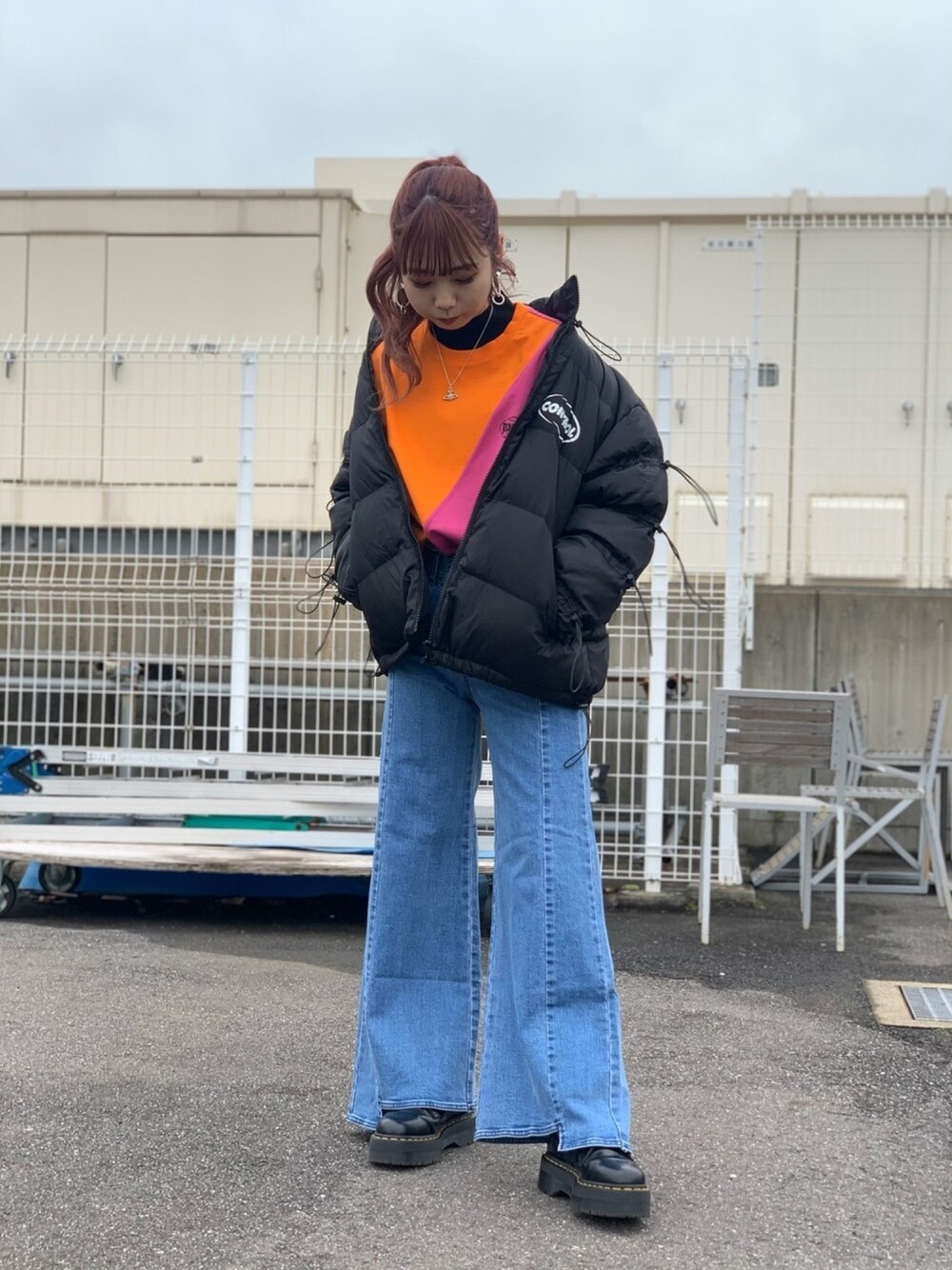 「ダウンジャケット、カジュアル、ダウン、LHP、休日スタイル、デニムパンツ、ラフ、ootd、今日のコーデ」｜「ROKITのアイテム（Tシャツ/カットソー、オレンジ系）」を使った、moneさん（レディース・160cm）の冬コーディネートの1枚目の写真