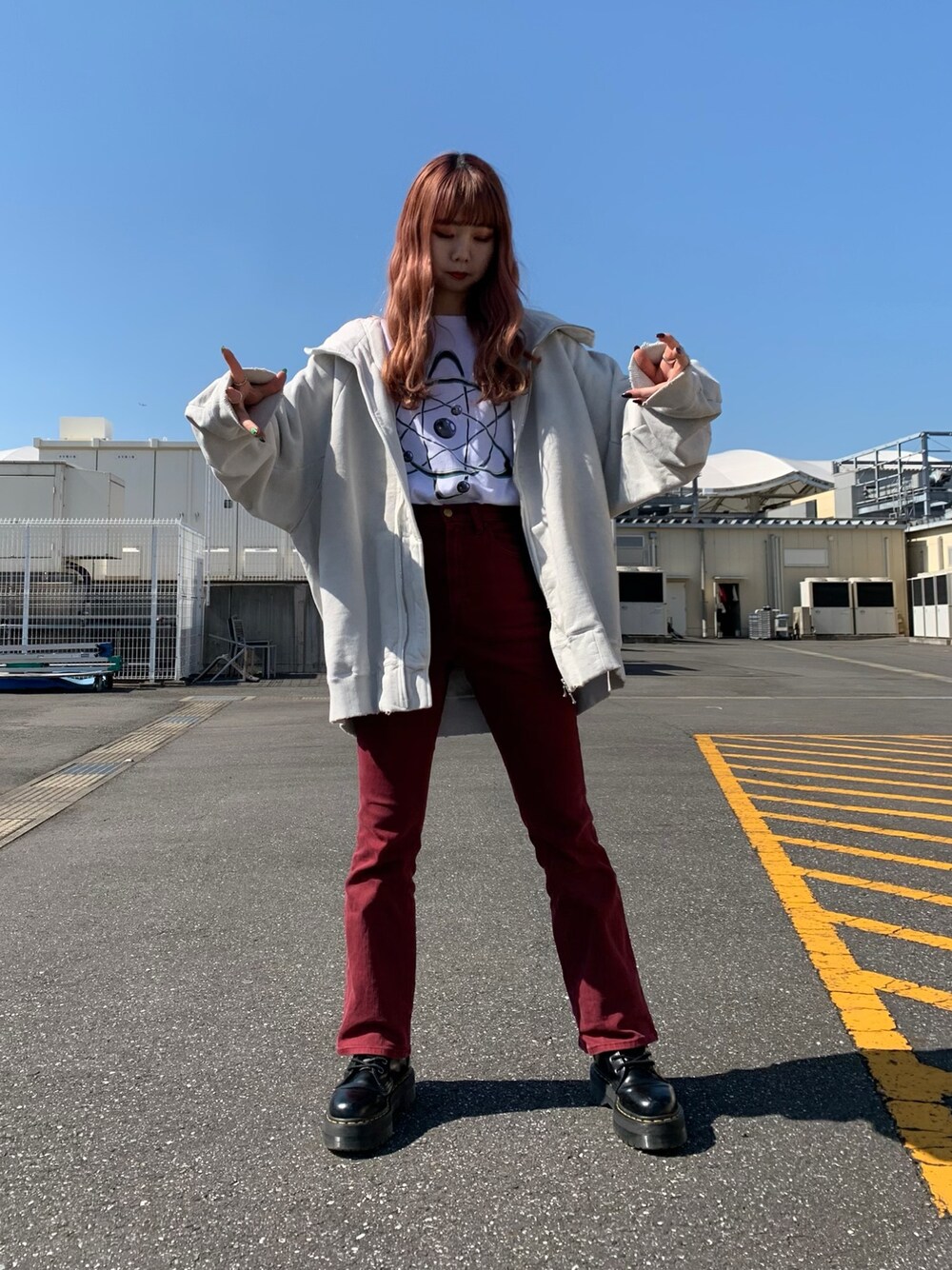「JULIUS、春コーデ、休日コーデ、カジュアル、ootd、休日スタイル、Dr.Martens、フレアパンツ、LHP、FULLBK」｜「JULIUSのJULIUS/ユリウス/COTTON HEAVY SWEAT DAMAGE MA-1 STYLE HOODIE/647CUM1-DMG（パーカー、ホワイト系）」を使った、moneさん（レディース・160cm）の冬コーディネートの1枚目の写真