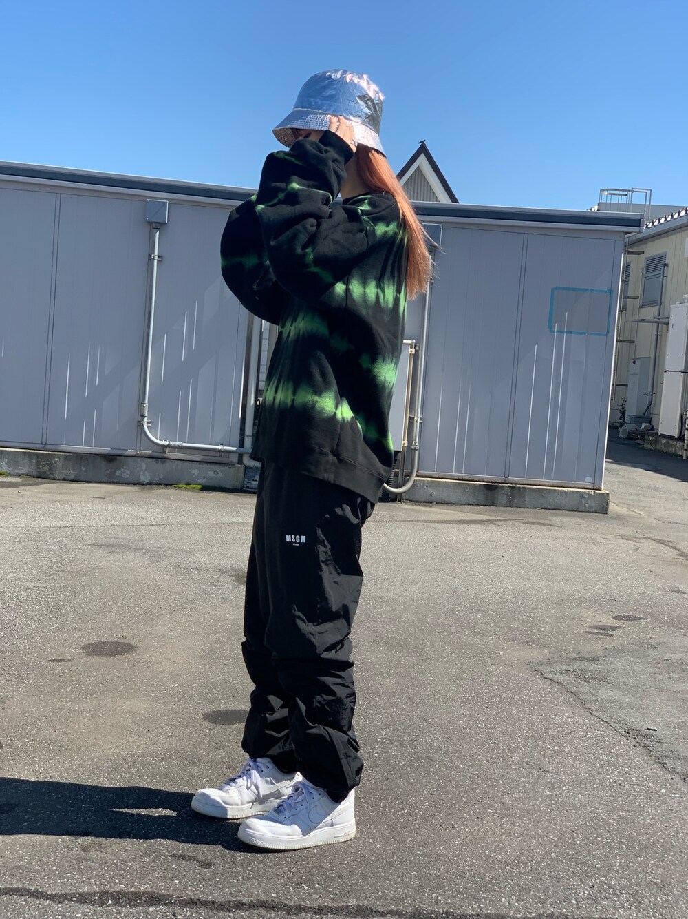 「カジュアルコーデ、ootd、スウェット、LHP、今日のコーデ、休日スタイル、MSGM、ナイロンパンツ」｜「MSGMのアイテム（パンツ、ブラック系）」を使った、moneさん（レディース・160cm）の春コーディネートの1枚目の写真