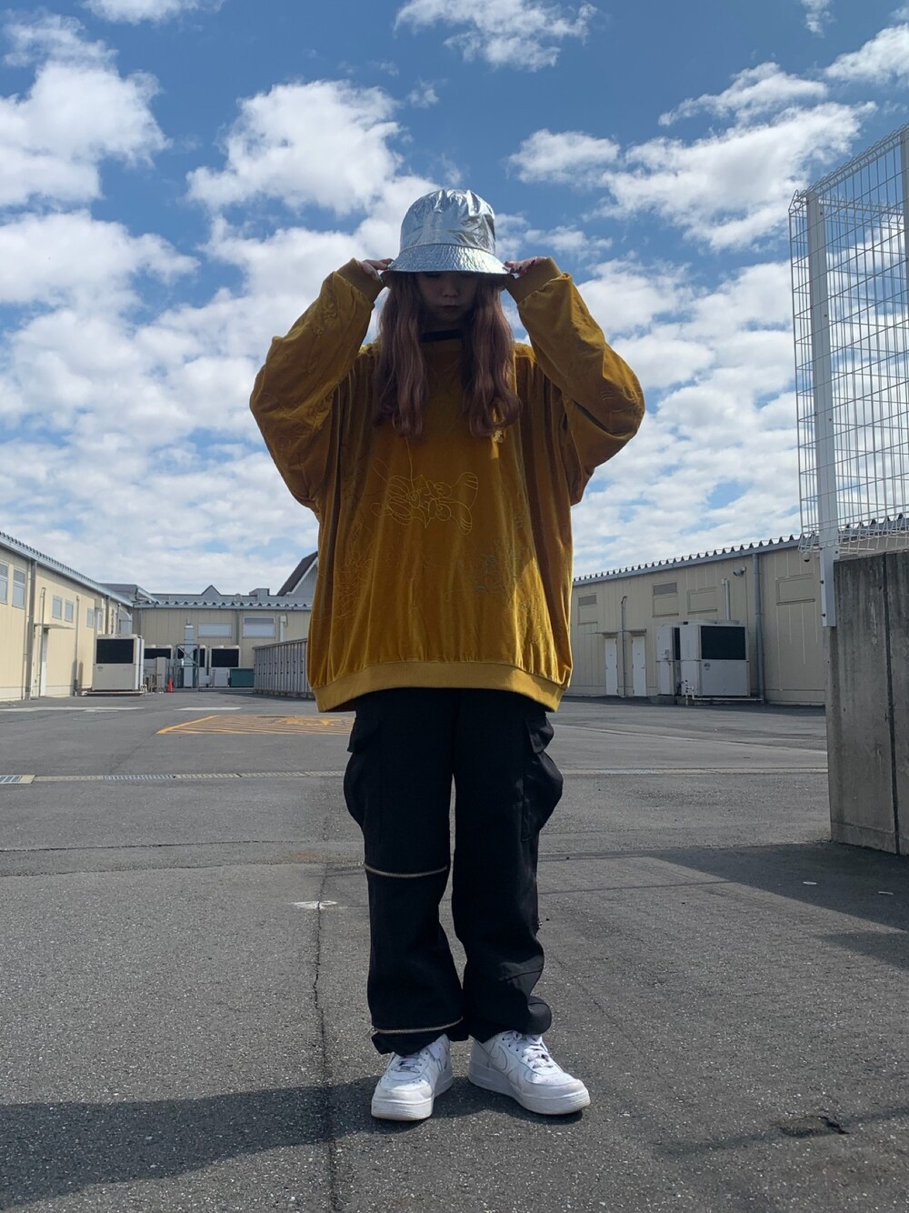 「カジュアル、LHP、休日スタイル、ootd、春コーデ、今日のコーデ、SKOLOCT」｜「KaneZのKaneZ×SKOLOCT/ケインズ×スコロクト/ベロアステッチスウェット（スウェット、ゴールド系）」を使った、moneさん（レディース・160cm）の春コーディネートの1枚目の写真