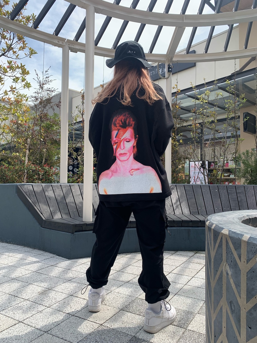 「シンプルコーデ、カジュアルコーデ、今日のコーデ、休日スタイル、ootd、ihnomuhnit、LHP、Danke schon、オールブラック」｜「ihnomuhnitのアイテム（スウェット、ブラック系）」を使った、moneさん（レディース・160cm）の春コーディネートの1枚目の写真