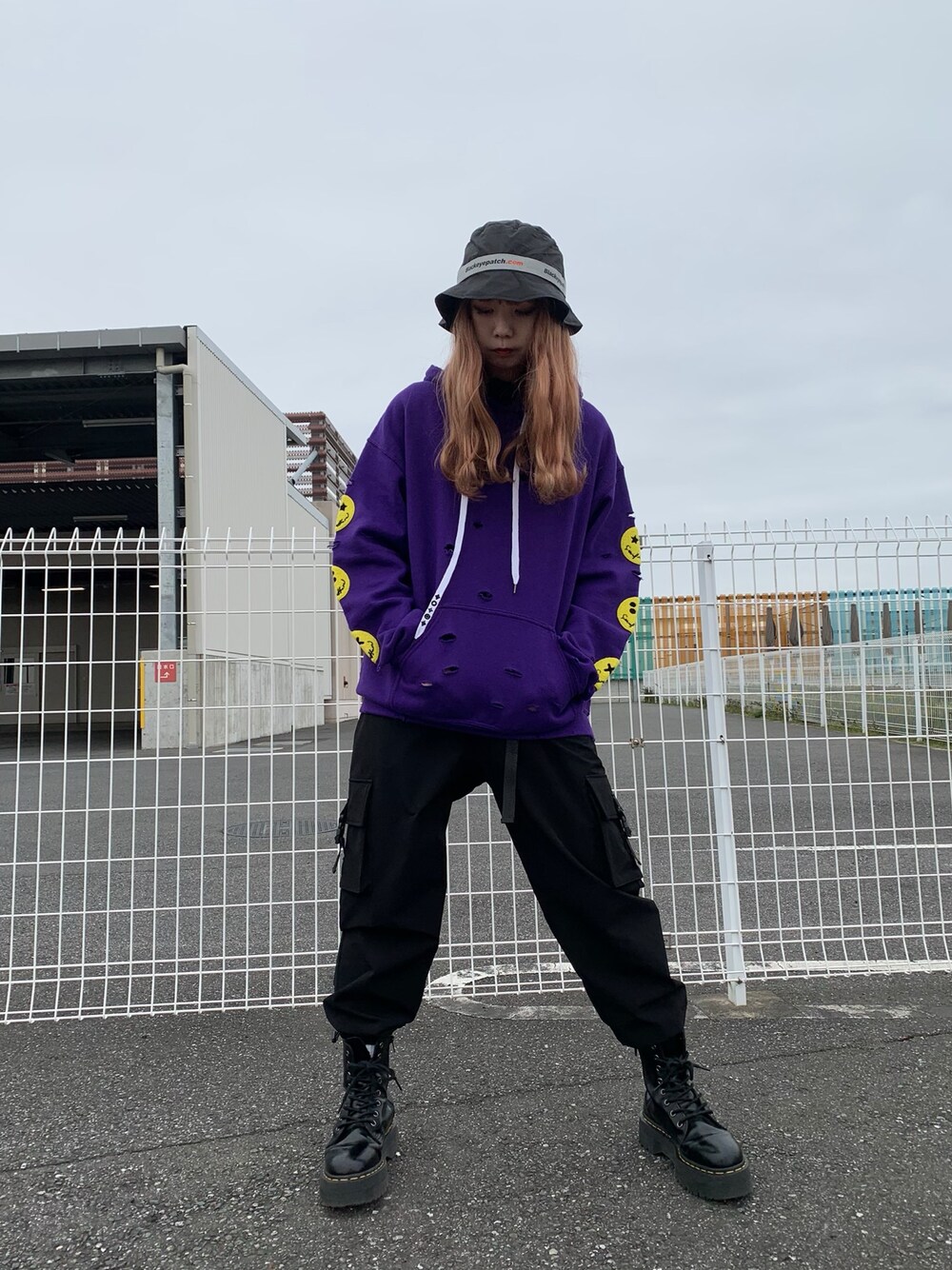 「休日スタイル、ootd、今日のコーデ、LHP、blackeyepatch、Danke schon、ストリート、ラクチンコーデ」｜「DANKE SCHONのDankeSchon/ダンケシェーン/マルチポケットナイロンカーゴパンツ（カーゴパンツ、ブラック系）」を使った、moneさん（レディース・160cm）の春コーディネートの1枚目の写真