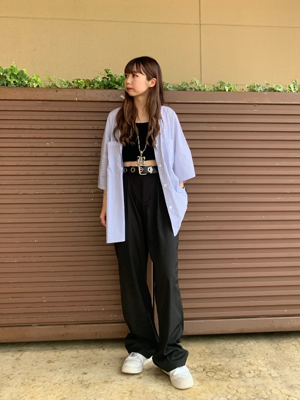 ホワイト系のシャツ/ブラウス、ホワイト系のシャツ/ブラウス、ホワイト系のシャツ/ブラウスを着用したレディースの夏コーディネートの1枚目の写真