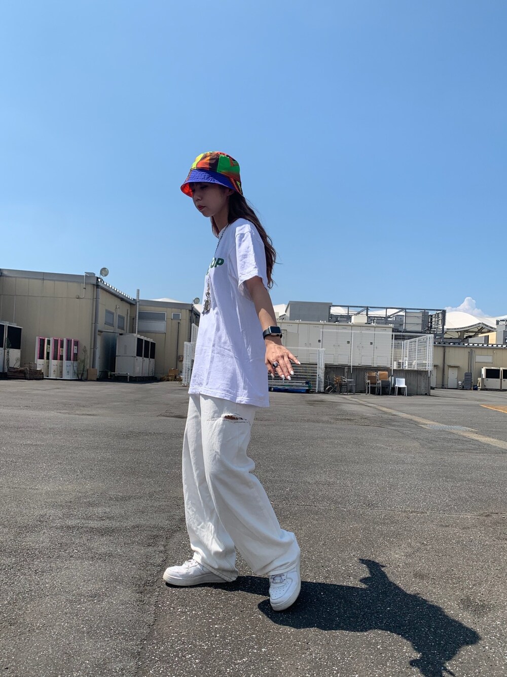 「休日スタイル、カジュアル、バケットハット、ホワイト、driesvannoten、ootd、今日のコーデ、ラフ、夏コーデ」｜「DRIES VAN NOTENのアイテム（ハット、その他）」を使った、moneさん（レディース・160cm）の秋コーディネートの1枚目の写真