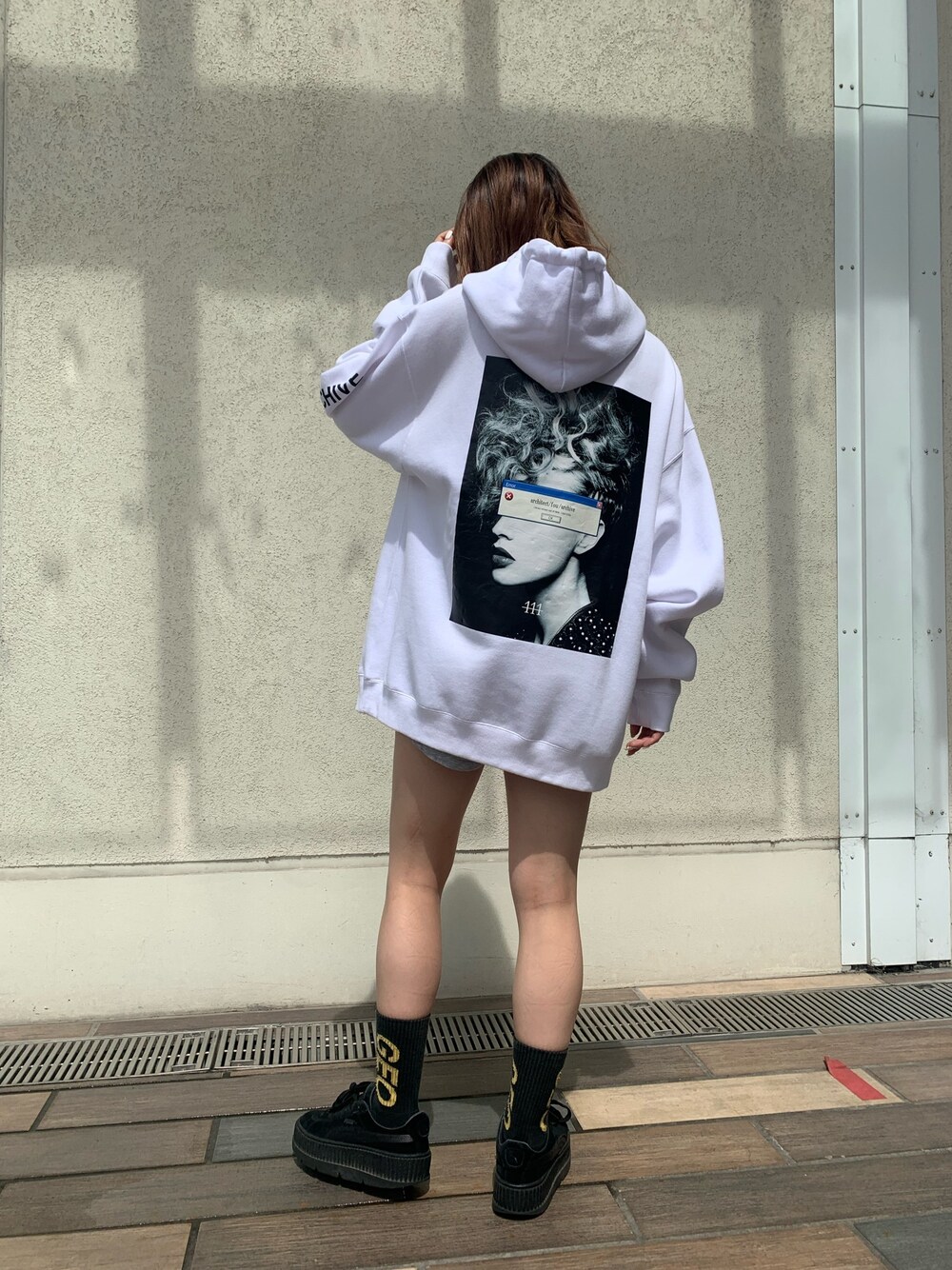 「パーカー、秋のコーデ、ストリート、LHP、オーバーサイズ、休日スタイル、ラフ、ootd、カジュアルコーデ、今日のコーデ」｜「L.H.PのA4A/エーフォーエー/ERROR HOODY/グラフィックプルオーバーパーカー（パーカー、ホワイト系）」を使った、moneさん（レディース・160cm）の秋コーディネートの1枚目の写真