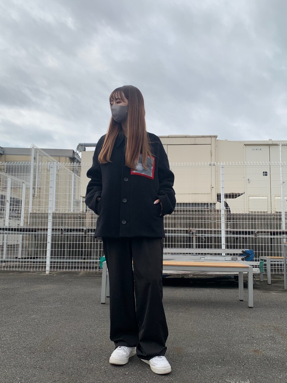 「秋冬コーデ、カジュアル、秋コーデ、ワントーンコーデ、ブラックコーデ、今日のコーデ、休日スタイル、ootd、LHP、コート」｜「liberumのアイテム（ジャケット/アウター、ブラック系）」を使った、moneさん（レディース・160cm）の秋コーディネートの1枚目の写真