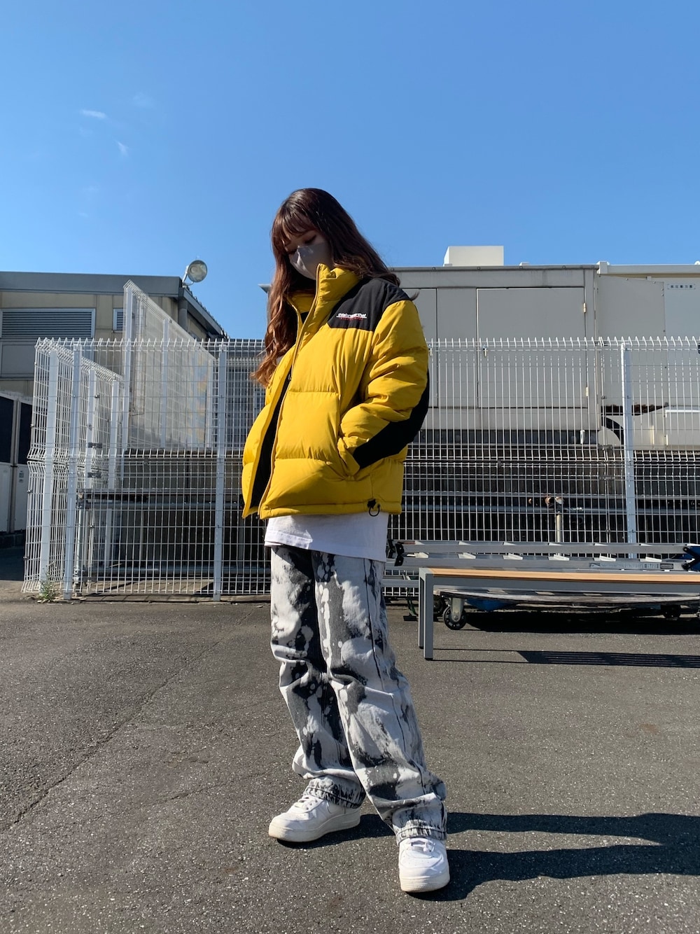 「冬コーデ、パンツスタイル、ootd、ダウンジャケット、今日のコーデ、休日スタイル、LHP、thisisneverthat、ストリート、韓国ブランド」｜「thisisneverthatのthisisneverthat/ディスイズネバーザット/SP-INTLSPORT DOWN JACKET（ダウンジャケット/コート、イエロー系）」を使った、moneさん（レディース・160cm）の秋コーディネートの1枚目の写真