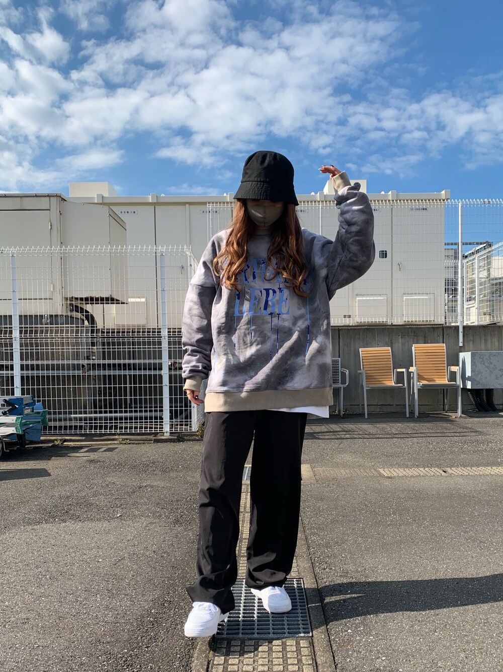 「スウェット、カジュアル、タイダイ柄、LHP、休日スタイル、メンズライク、パンツスタイル、ootd、今日のコーデ」｜「DANKE SCHONのDankeSchon/ダンケシェーン/NIRWANA Sweat（スウェット、グレー系）」を使った、moneさん（レディース・160cm）の冬コーディネートの1枚目の写真