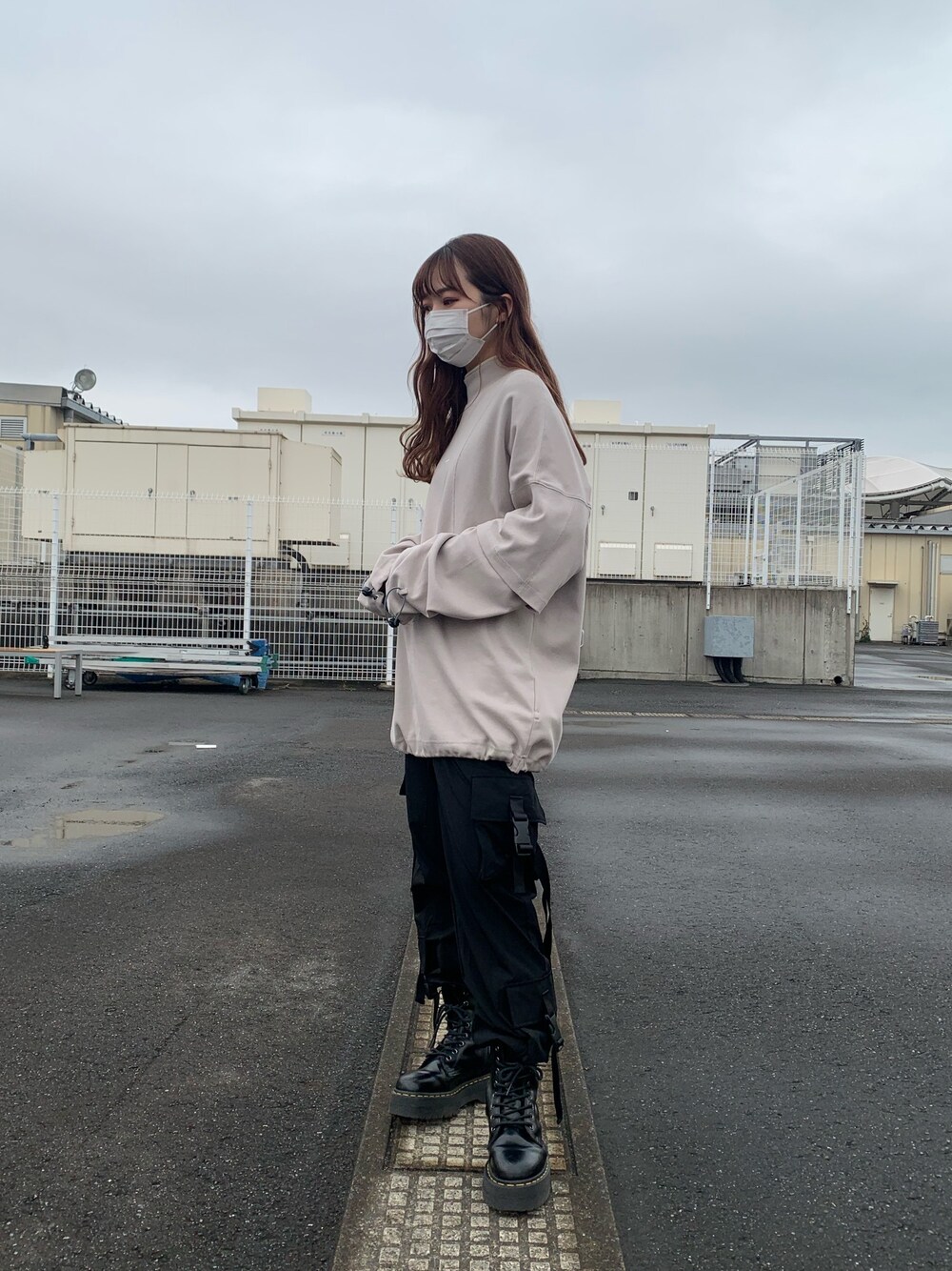 ホワイト系のスウェット、ブラック系のカーゴパンツ、ブラック系のその他パンツを着用したレディースの冬コーディネートの1枚目の写真