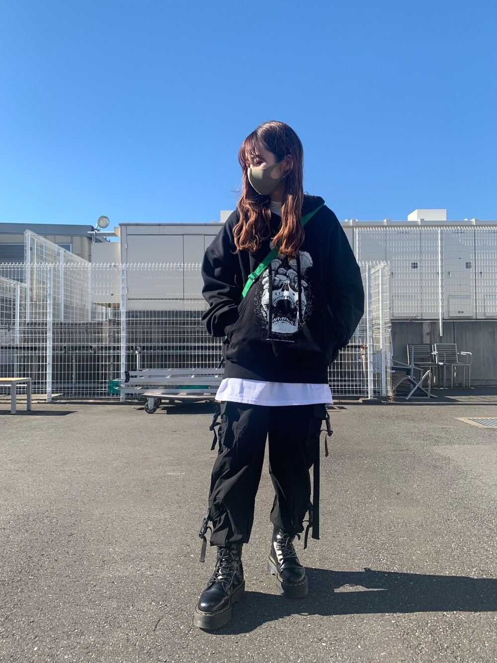 「カジュアル、ブラック、ブラックコーデ、ストリート、メンズライク、休日コーデ、ootd、今日のコーデ、ANTON LISIN」｜「DANKE SCHONのDankeSchon/ダンケシェーン/NS CARGO PANTS/カーゴパンツ（カーゴパンツ、ブラック系）」を使った、moneさん（レディース・160cm）の冬コーディネートの1枚目の写真