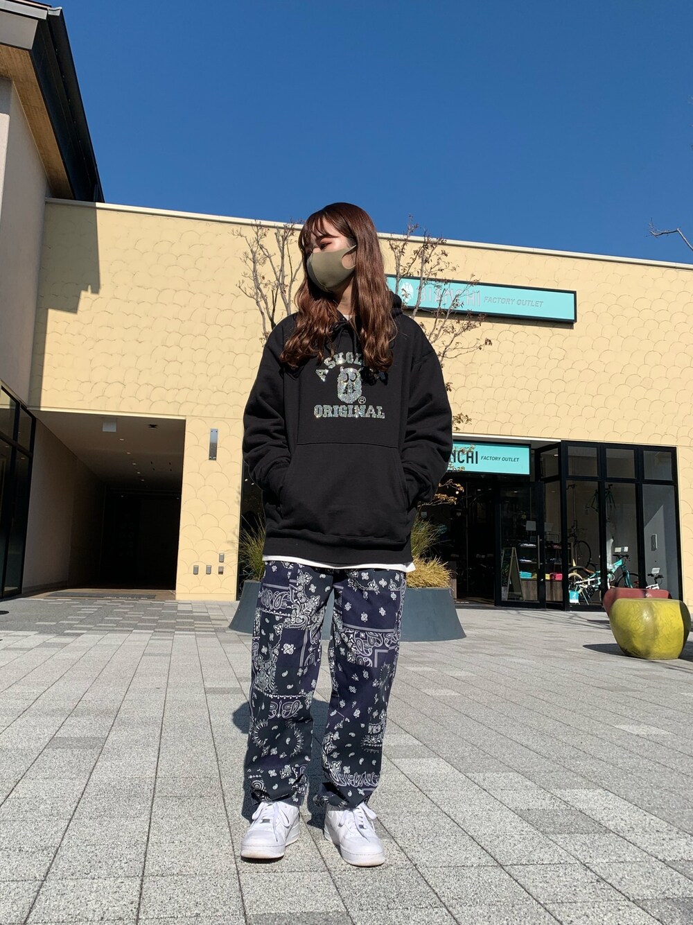 「パーカー、ストリート、LHP、休日スタイル、メンズライク、パンツスタイル、ootd、今日のコーデ、SKOLOCT」｜「L.H.PのSKOLOCT/スコロクトオリジナルクリスタルVER HOODY/パーカー（パーカー、ブラック系）」を使った、moneさん（レディース・160cm）の冬コーディネートの1枚目の写真