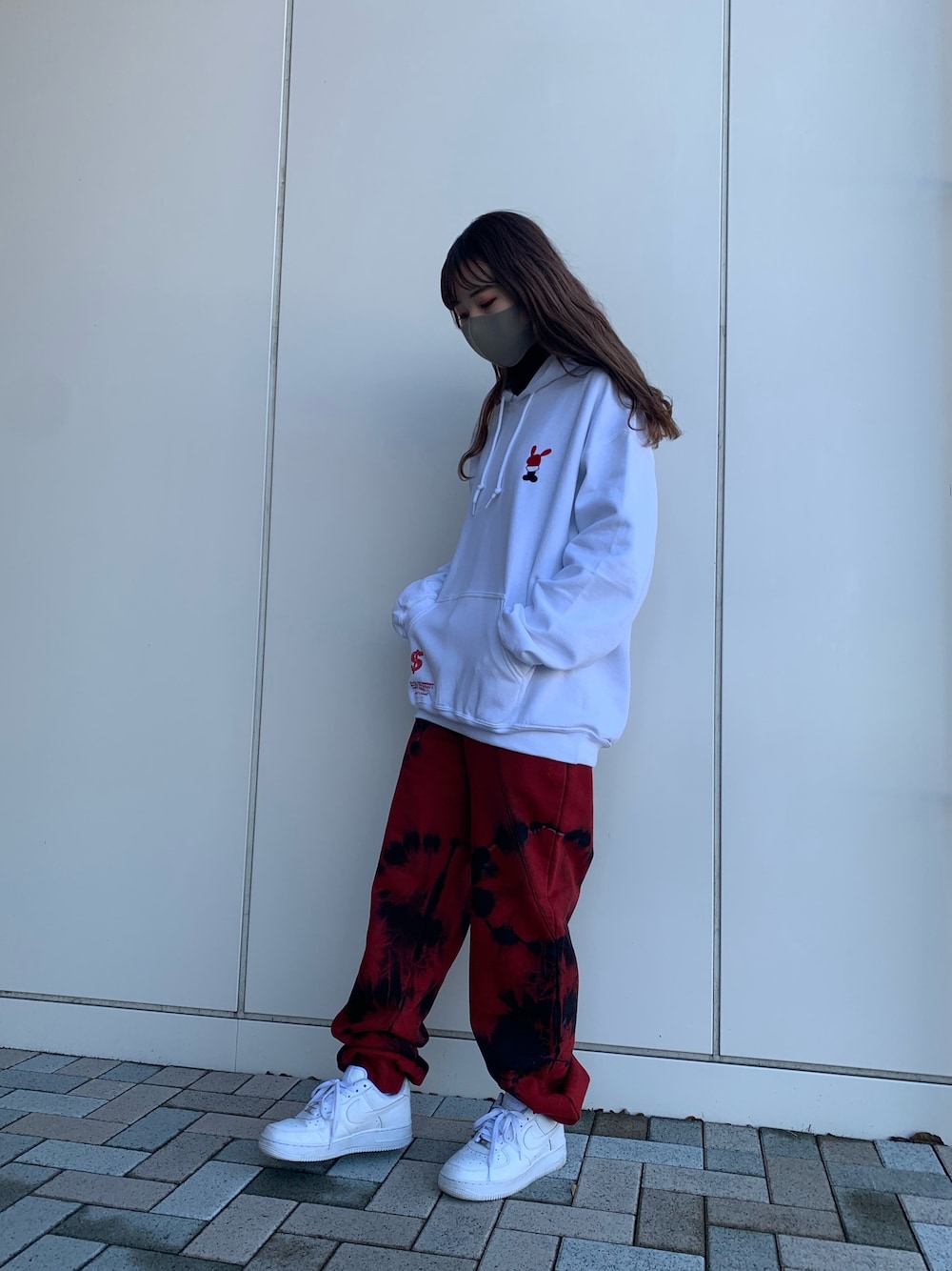 ホワイト系のパーカー、レッド系のパンツ、ホワイト系のパーカーを着用したレディースの冬コーディネートの1枚目の写真