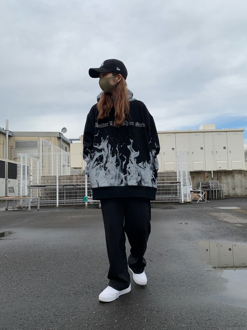 グレー系のパーカーを着用したレディースの冬コーディネートの1枚目の写真