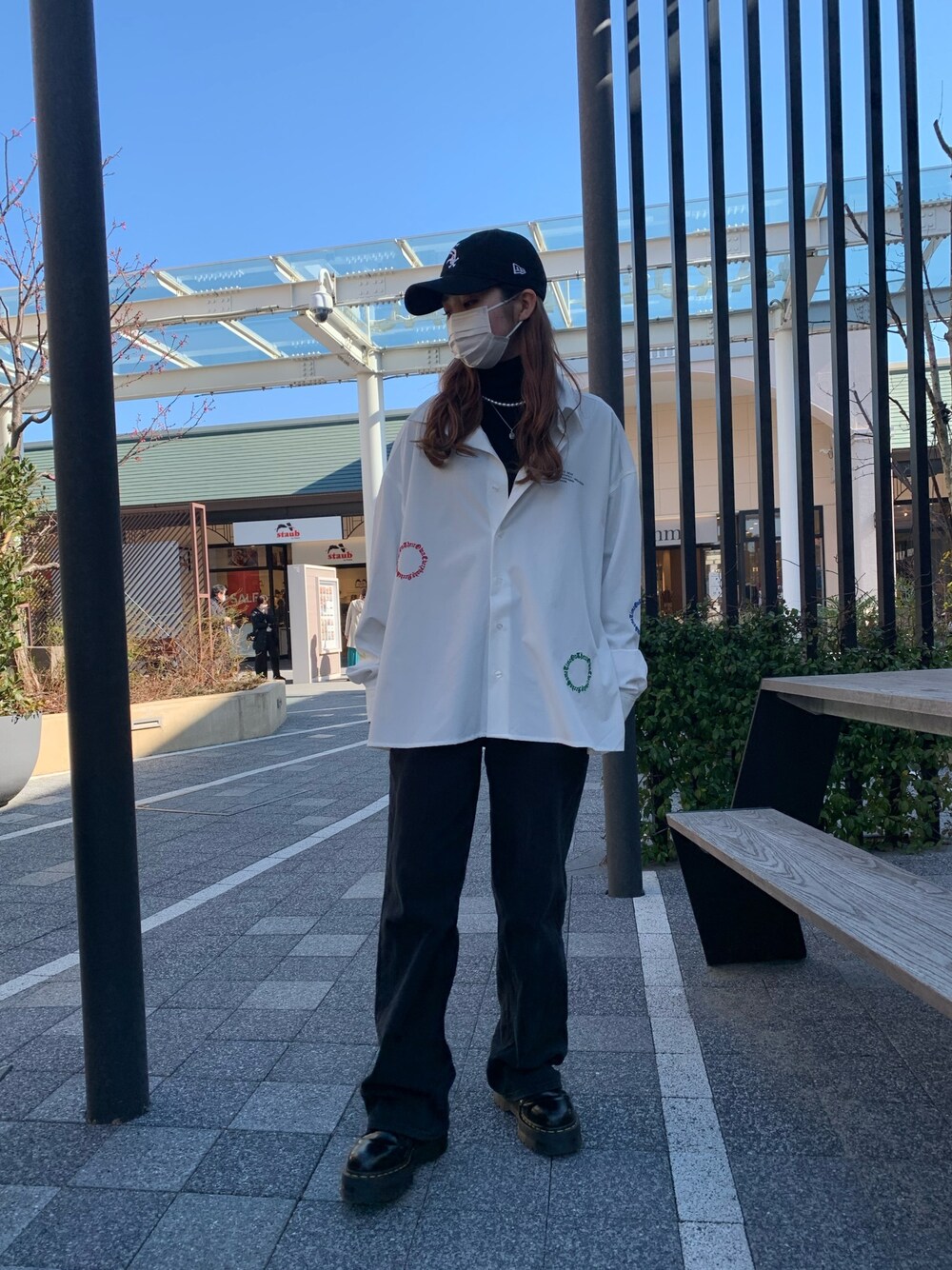 ホワイト系のシャツ/ブラウス、ホワイト系のシャツ/ブラウス、ホワイト系のシャツ/ブラウスを着用したレディースの冬コーディネートの1枚目の写真