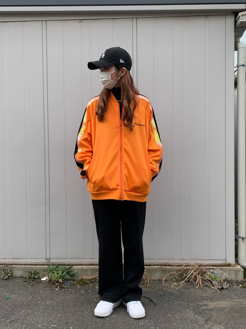 「今日のコーデ、休日スタイル、ジャージ、blackeyepatch、LHP、ootd、カジュアル、ラフ、ストリート」｜「BlackEyePatchのアイテム（ジャージ、オレンジ系）」を使った、moneさん（レディース・160cm）の冬コーディネートの1枚目の写真
