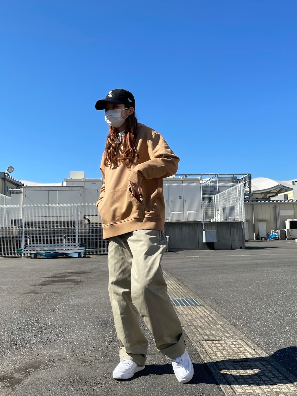 「ラフコーデ、ブラウン、今日のコーデ、休日スタイル、ootd、LHP、カジュアル、vynerarticles」｜「VYNER ARTICLESのVYNER ARTICLES/ヴァイナーアーティクルズ/Hoodie - Cities Print（パーカー、ブラウン系）」を使った、moneさん（レディース・160cm）の冬コーディネートの1枚目の写真