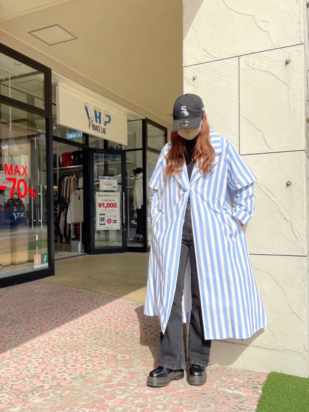 ブルー系のジャケット/アウターを着用したレディースの冬コーディネートの1枚目の写真