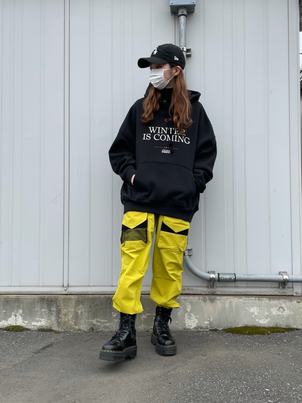 ブラック系のパーカー、ブラック系のパーカーを着用したレディースの冬コーディネートの1枚目の写真