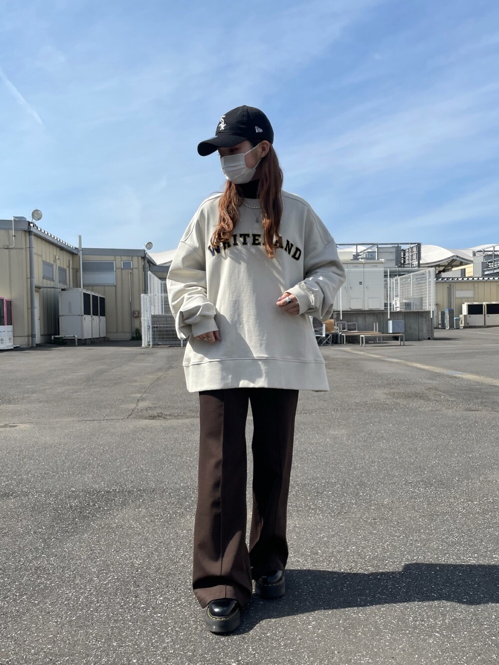 ベージュ系のスウェット、ブラウン系のパンツ、ベージュ系のスウェットを着用したレディースの冬コーディネートの1枚目の写真