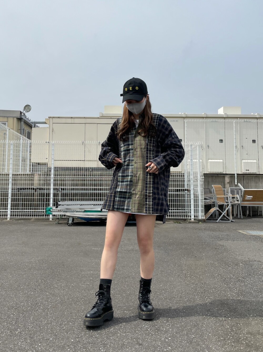 ブラック系のシャツ/ブラウス、ブラック系のキャップを着用したレディースの春コーディネートの1枚目の写真