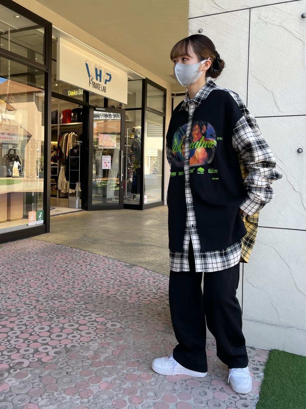 ブラック系のシャツ/ブラウスを着用したレディースの春コーディネートの1枚目の写真