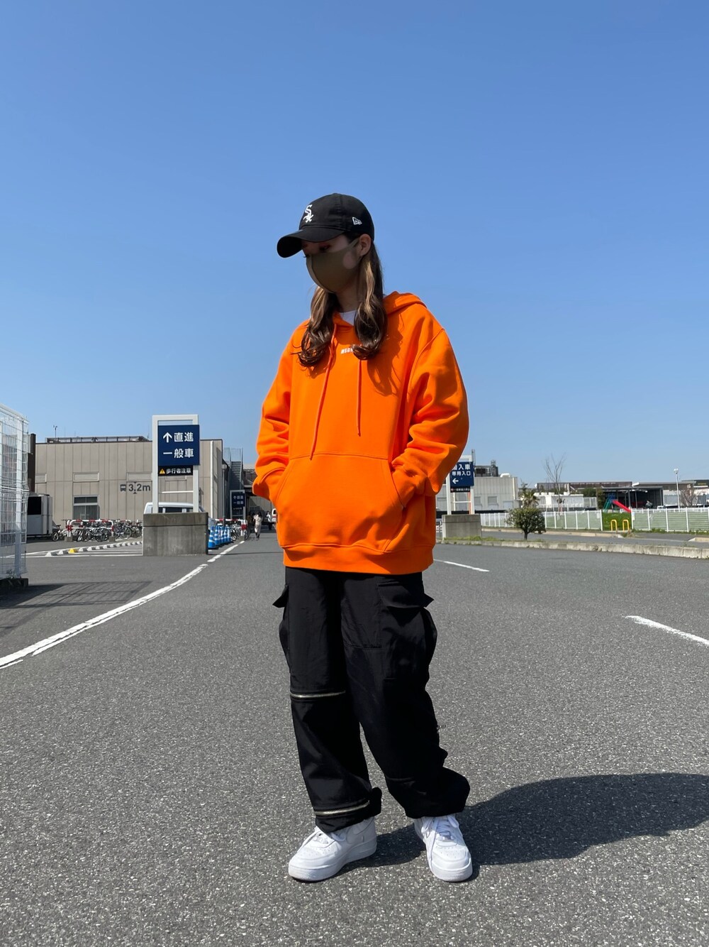 「カジュアルコーデ、パンツスタイル、ootd、今日のコーデ、休日スタイル、パーカー、MSGM、LHP、ストリート」｜「MSGMのMSGM/エムエスジーエム/ロゴパーカー（パーカー、オレンジ系）」を使った、moneさん（レディース・160cm）の春コーディネートの1枚目の写真
