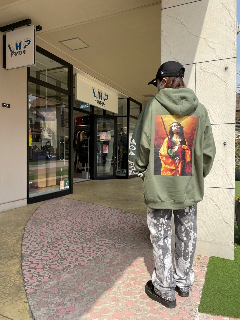 グリーン系のパーカー、グリーン系のパーカー、グリーン系のパーカーを着用したレディースの春コーディネートの1枚目の写真