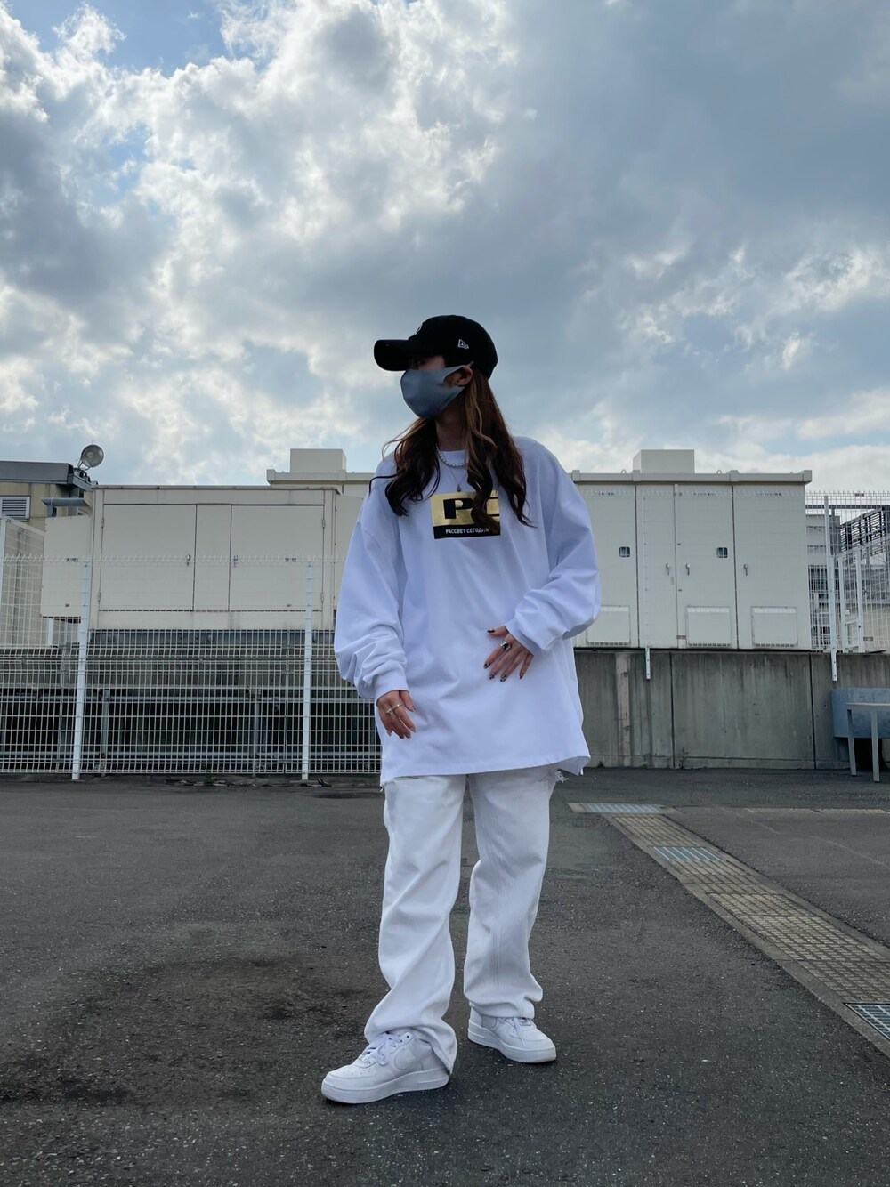 ホワイト系のTシャツ/カットソーを着用したレディースの春コーディネートの1枚目の写真