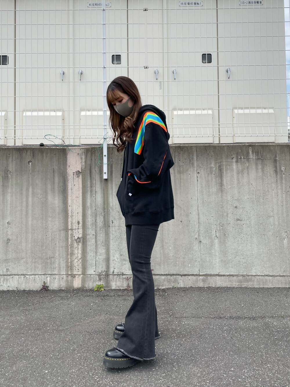 「今日のコーデ、ラフコーデ、ootd、大人カジュアル、休日スタイル、LHP、フレアパンツ、パーカー、カジュアル、FACETASM」｜「FACETASMのFACETASM（ファセッタズム）ラインリブプルパーカー（パーカー、ブラック系）」を使った、moneさん（レディース・160cm）の春コーディネートの1枚目の写真