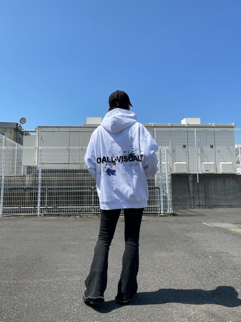 「パーカー、休日スタイル、きれいめカジュアル、パンツスタイル、ootd、フレアパンツ、シンプルコーデ、今日のコーデ、A4A」｜「A4AのA4A/エーフォーエー/グラフィックパーカー（パーカー、ホワイト系）」を使った、moneさん（レディース・160cm）の春コーディネートの1枚目の写真