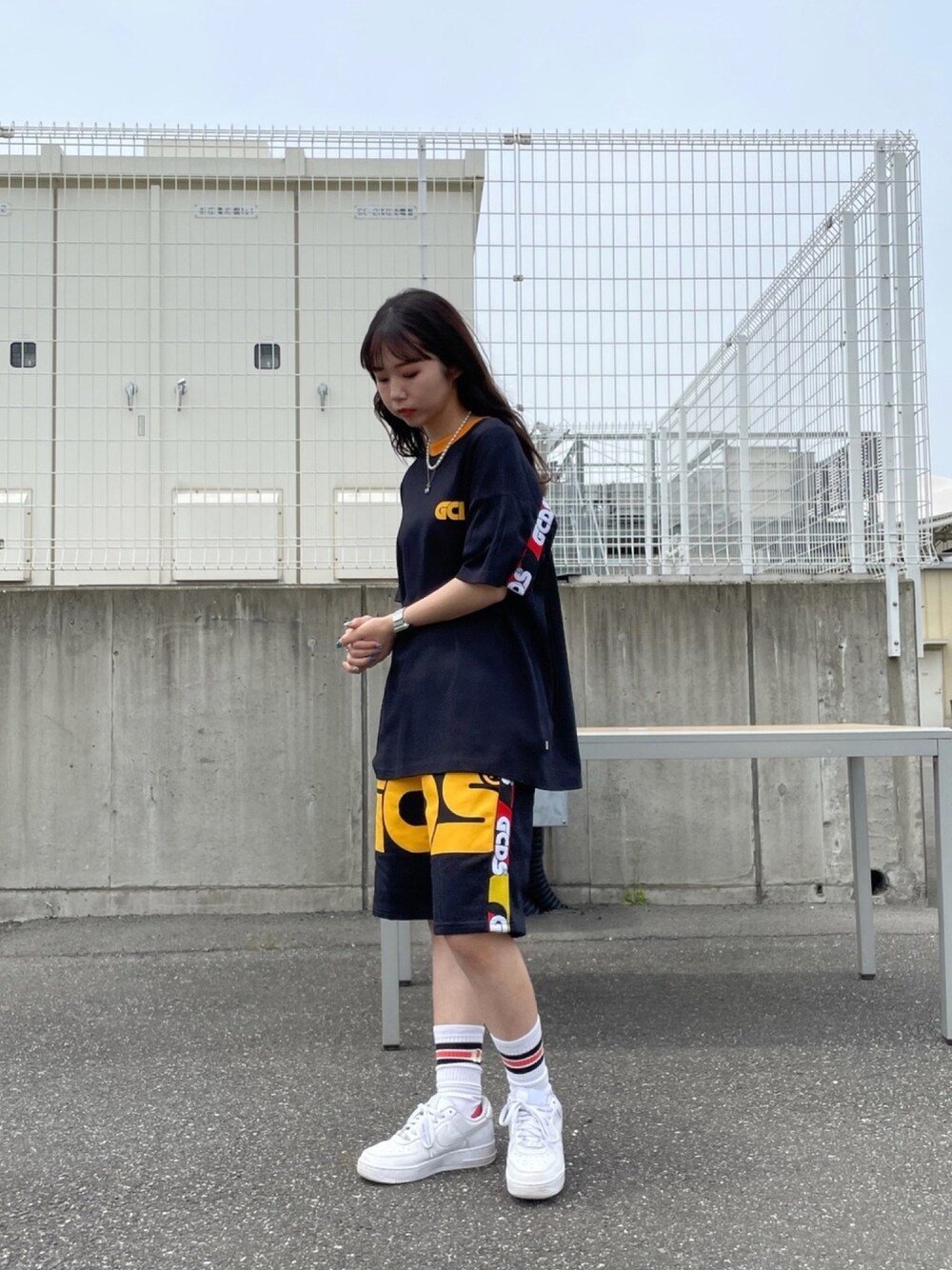 「パンツコーデ、今日のコーデ、休日スタイル、ootd、LHP、カジュアル、ラフ、GCDS」｜「GCDSのアイテム（Tシャツ/カットソー、ブラック系）」を使った、moneさん（レディース・160cm）の春コーディネートの1枚目の写真