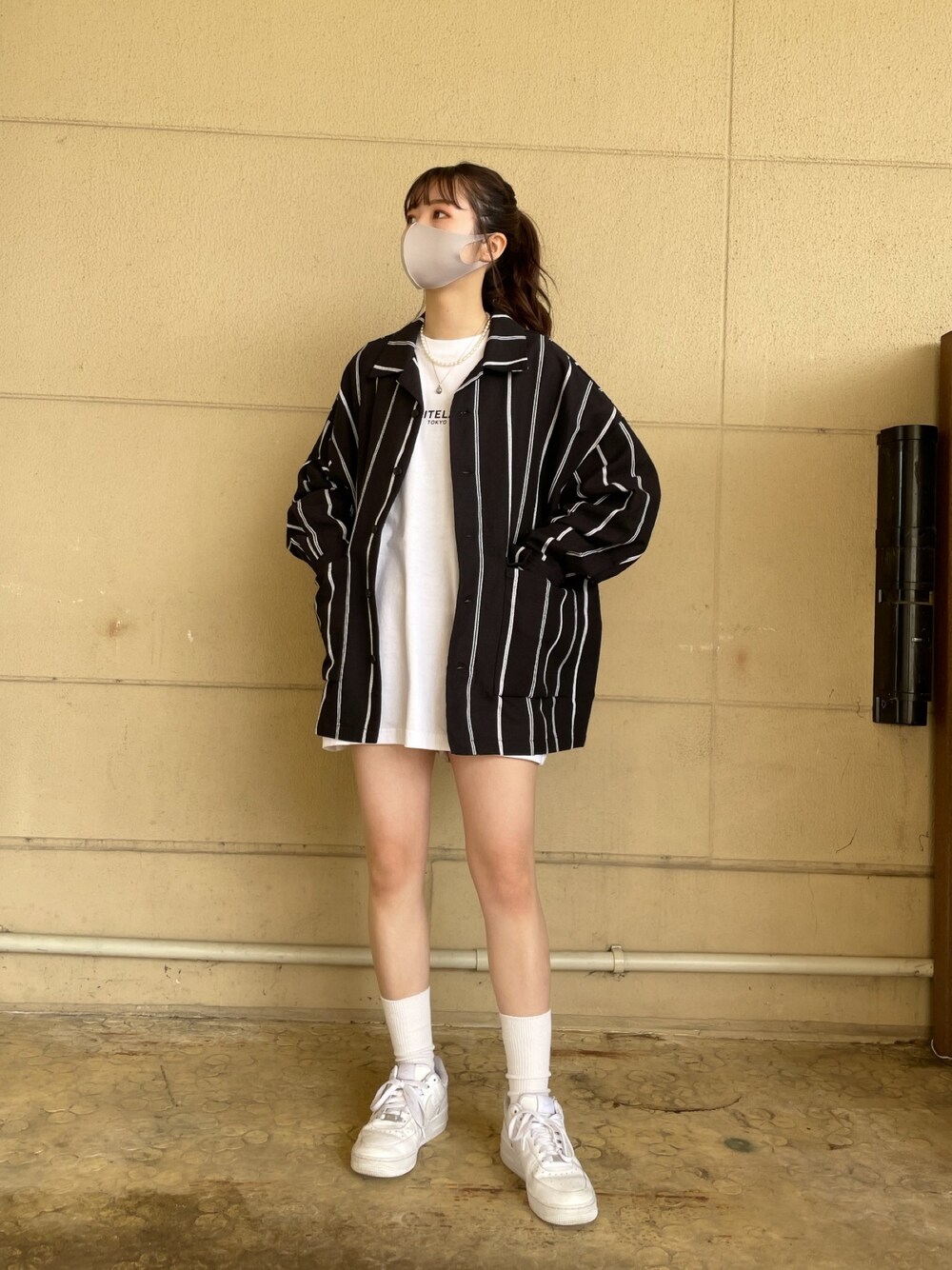 ホワイト系のTシャツ/カットソー、ブラック系のシャツ/ブラウス、ブラック系のシャツ/ブラウスを着用したレディースの春コーディネートの1枚目の写真