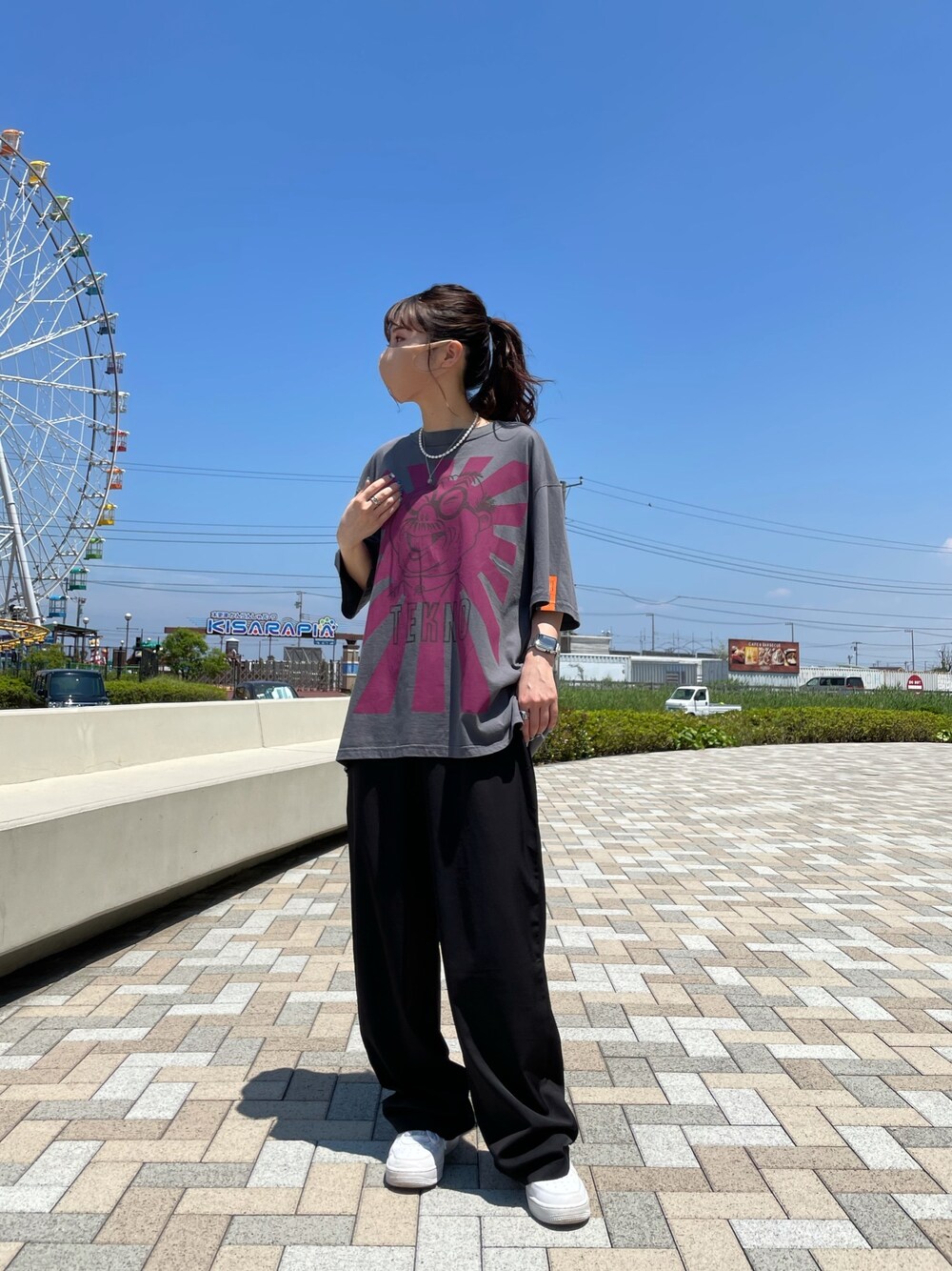「カジュアル、Tシャツ、LHP、休日スタイル、ootd、今日のコーデ、blackweirdos」｜「Black WeirdosのBlackWeirdos/ブラック ウィドー/TEKNO JAP TEE/グラフィックプリントＴシャツ（Tシャツ/カットソー、グレー系）」を使った、moneさん（レディース・160cm）の春コーディネートの1枚目の写真