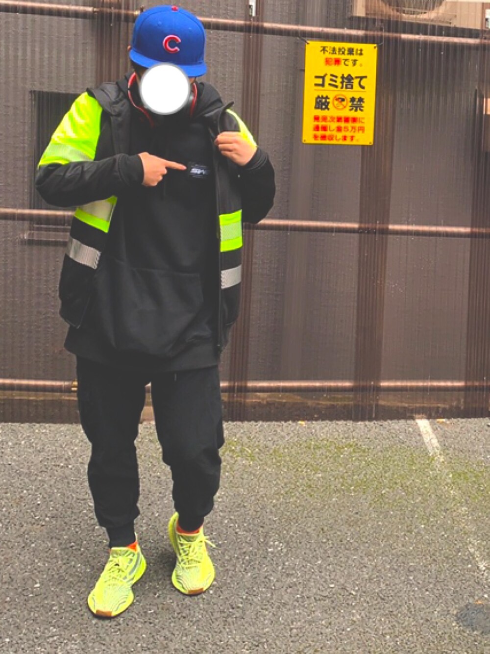 ブラック系のジャケット/アウター、ブラック系のパーカー、ブラック系のその他パンツを着用したメンズの春コーディネートの1枚目の写真