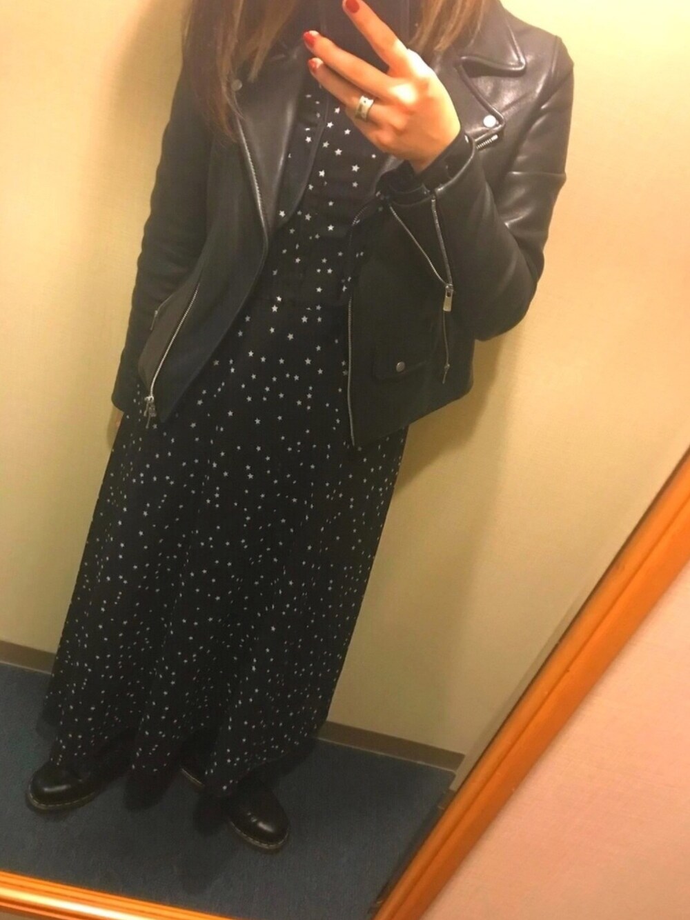 「ブラック、ブラックコーデ」｜「AmeriのPOWER SHOULDER FRILL DRESS（ワンピース、ブラック系）」を使った、Harunaさん（レディース・157cm）の秋コーディネートの1枚目の写真