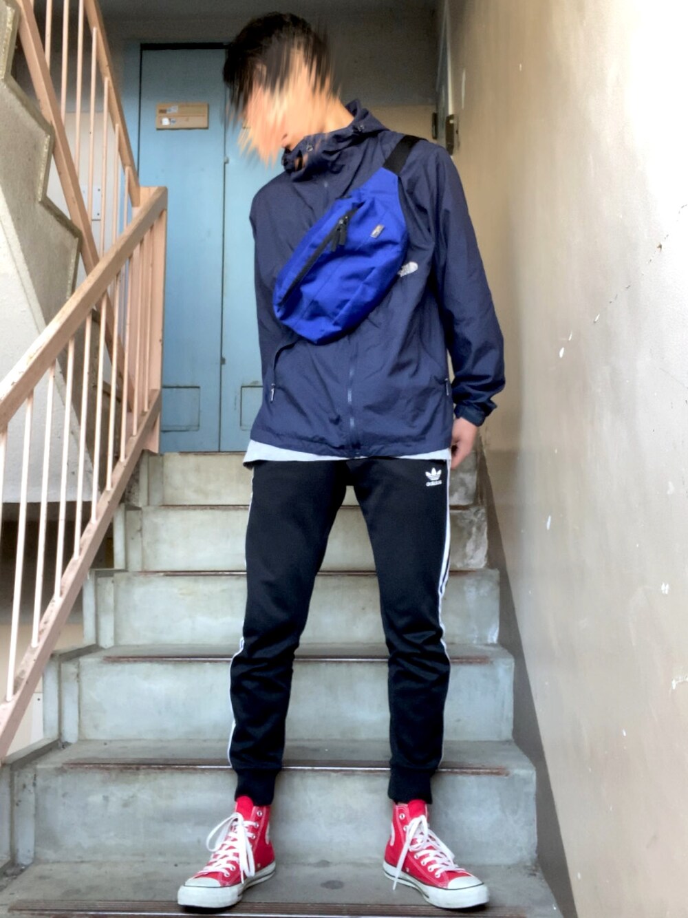 ブルー系のマウンテンパーカー、ブルー系のボディバッグ/ウエストポーチを着用したメンズの春コーディネートの1枚目の写真