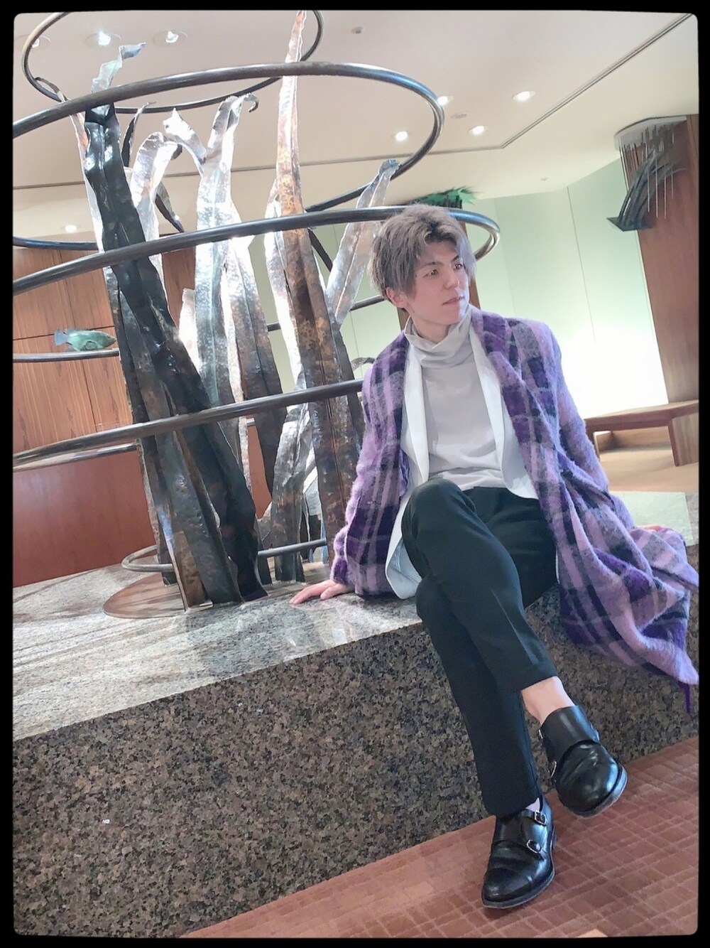 「春、お洒落さんとつながりたい、大人カジュアル、紫、ootd、タートルネック、パステル映える春、韓国ファッション、ユニクロ、キレイめ」｜「LOUNGE LIZARDのアイテム（スラックス、ブラック系）」を使った、fujiwaraさん（メンズ・168cm）の春コーディネートの1枚目の写真