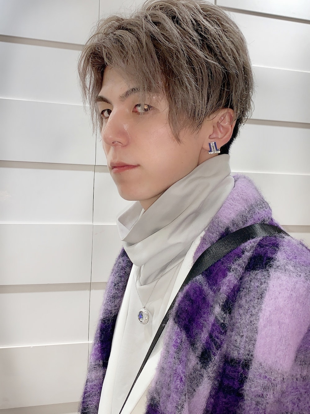 「イヤリング、春コーデ、ootd、キレイめ、パープル、金髪、韓国ファッション、KAZUYUKI KUMAGAI、ネックレス、コート」｜「LANVIN en Bleuのアイテム（ネックレス、ブルー系）」を使った、fujiwaraさん（メンズ・168cm）の春コーディネートの1枚目の写真
