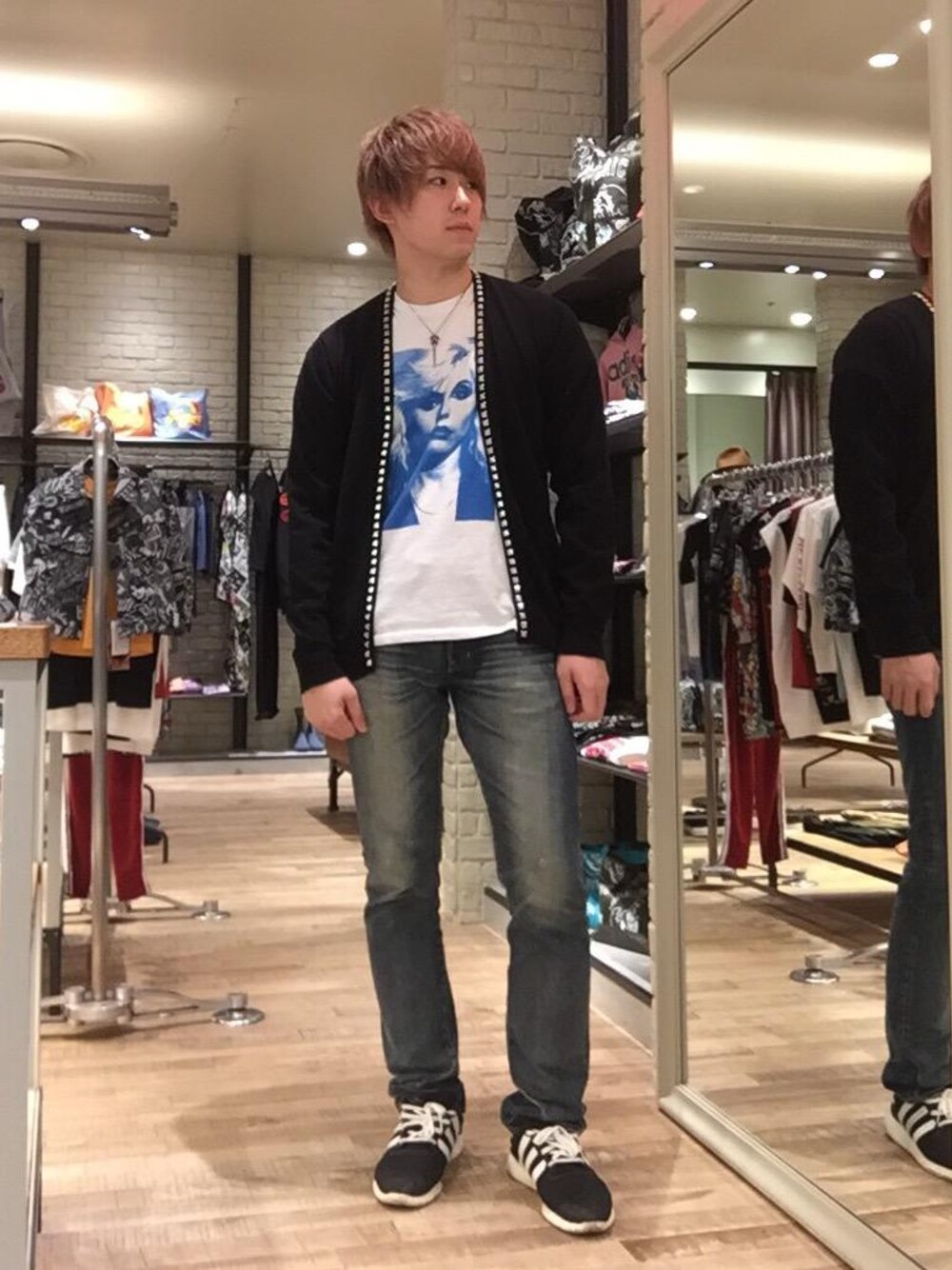 「デニム、シンプル、ロック、Tシャツ、大人カジュアル、Hysteric Glamour、ヒステリックグラマー、秋コーデ」｜「HYSTERIC GLAMOURのNOBU加工デニム スリムストレートパンツ（デニムパンツ、ブルー系）」を使った、こうへいさん（メンズ・175cm）の夏コーディネートの1枚目の写真