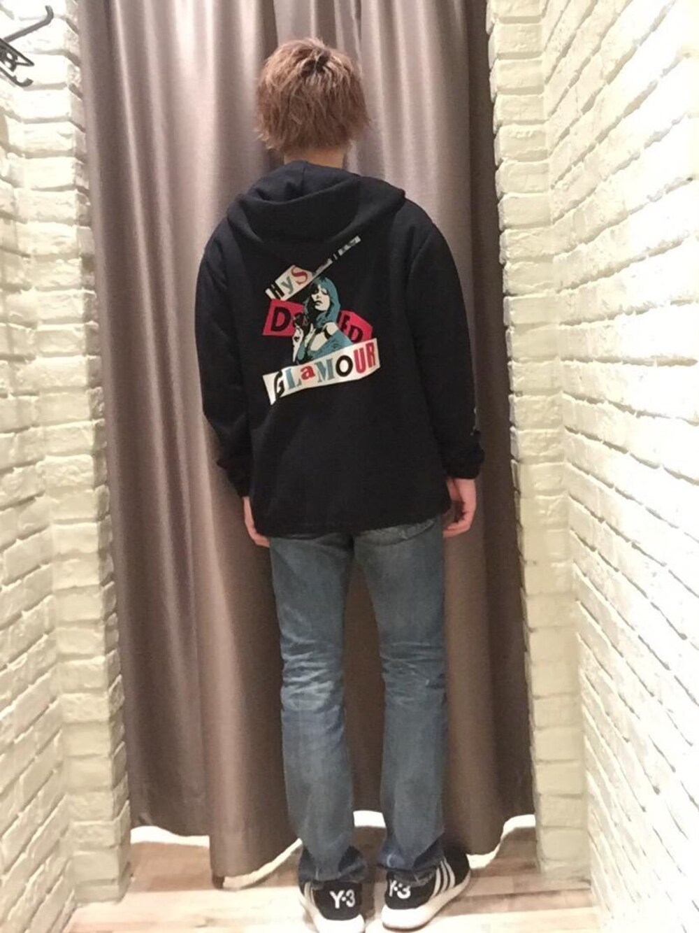 「大人カジュアル、Hysteric Glamour、ヒステリックグラマー」｜「HYSTERIC GLAMOURのNOBU加工デニム スリムストレートパンツ（デニムパンツ、ブルー系）」を使った、こうへいさん（メンズ・175cm）の秋コーディネートの1枚目の写真